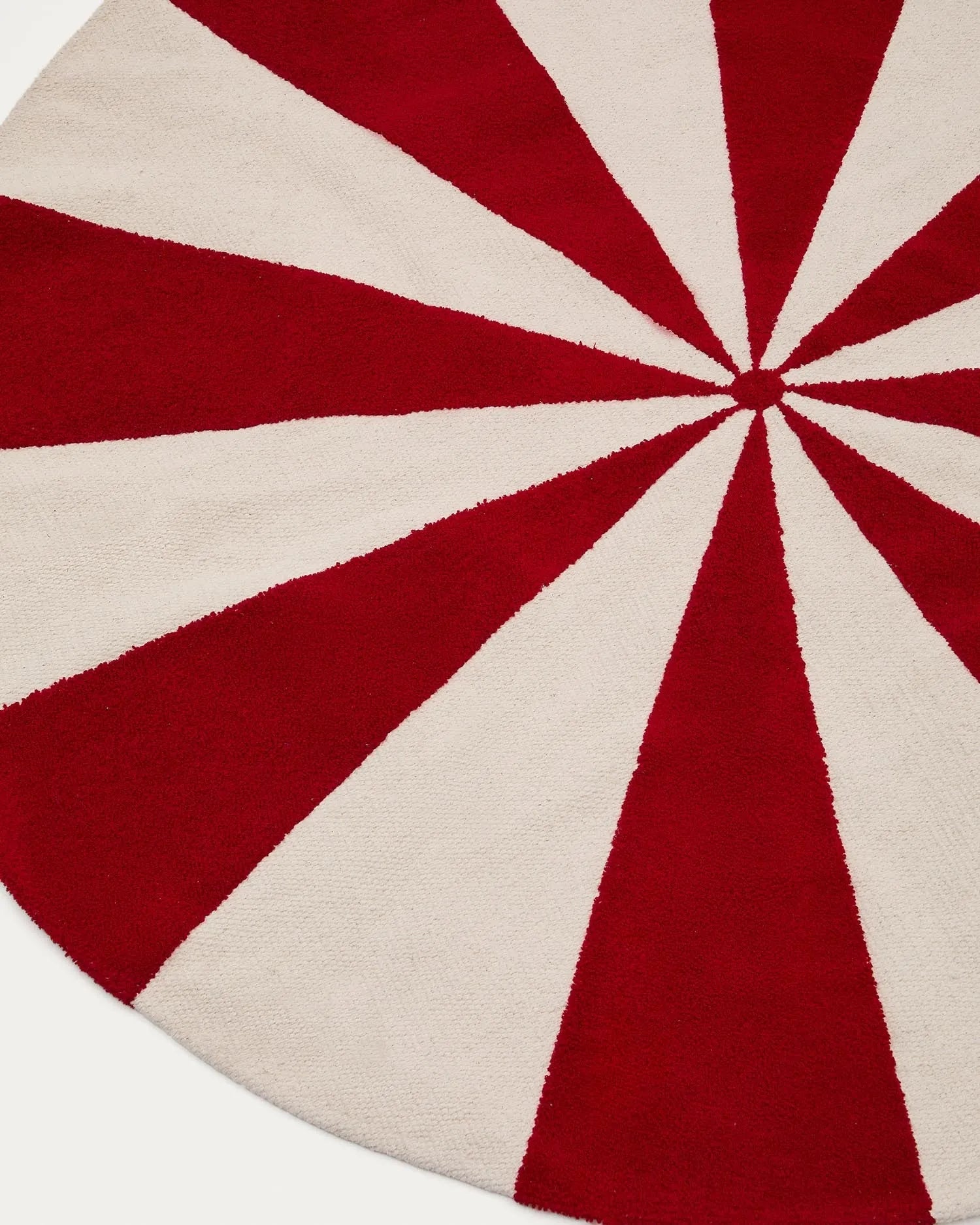 Runder Teppich Wirla aus Baumwolle, Ø 100 cm, in Beige und Rot. Perfekt für ein stilvolles und gemütliches Zuhause.
