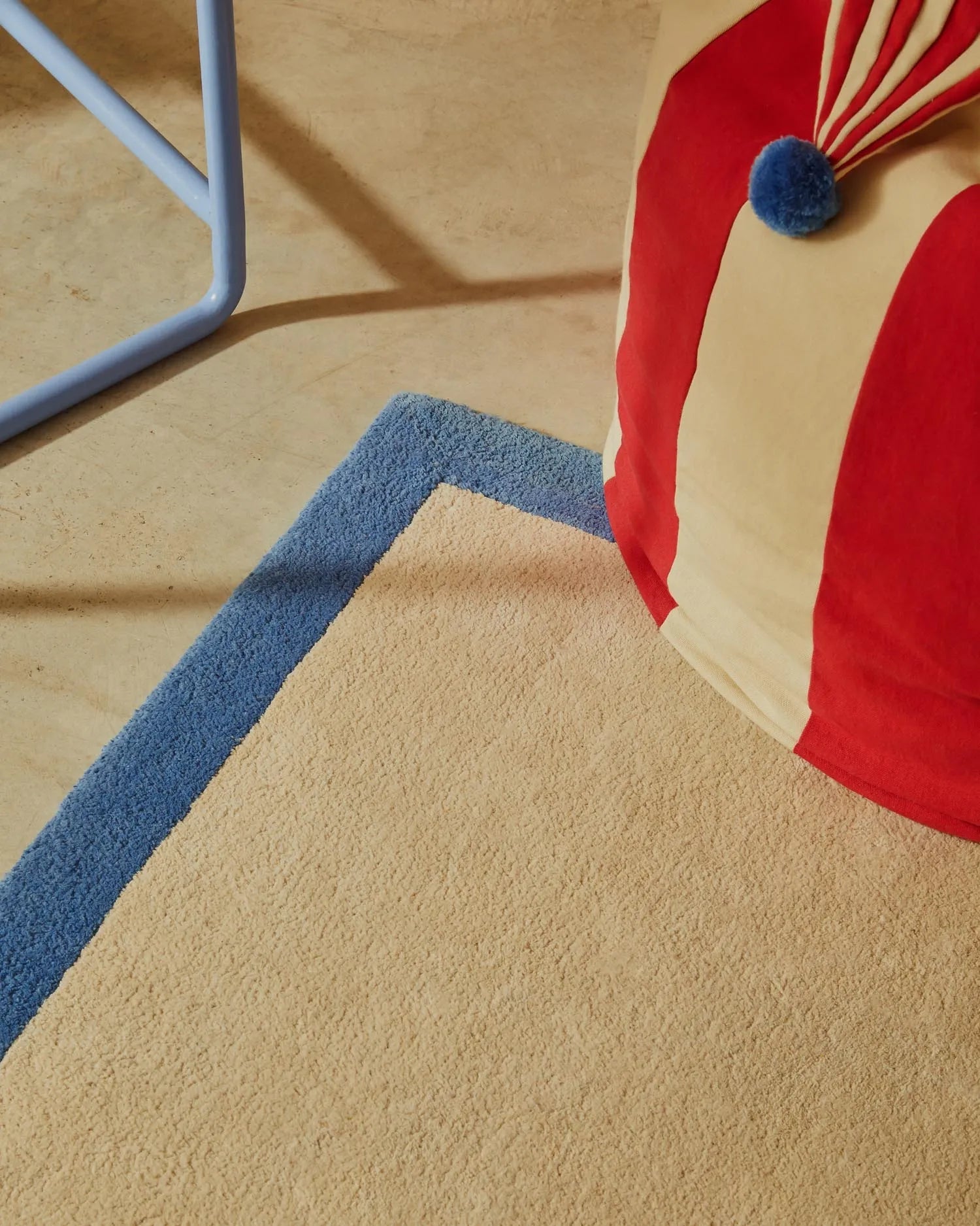 Ein stilvoller, weicher Baumwollteppich in Beige und Blau, ideal für Kinderzimmer, 90x150 cm.