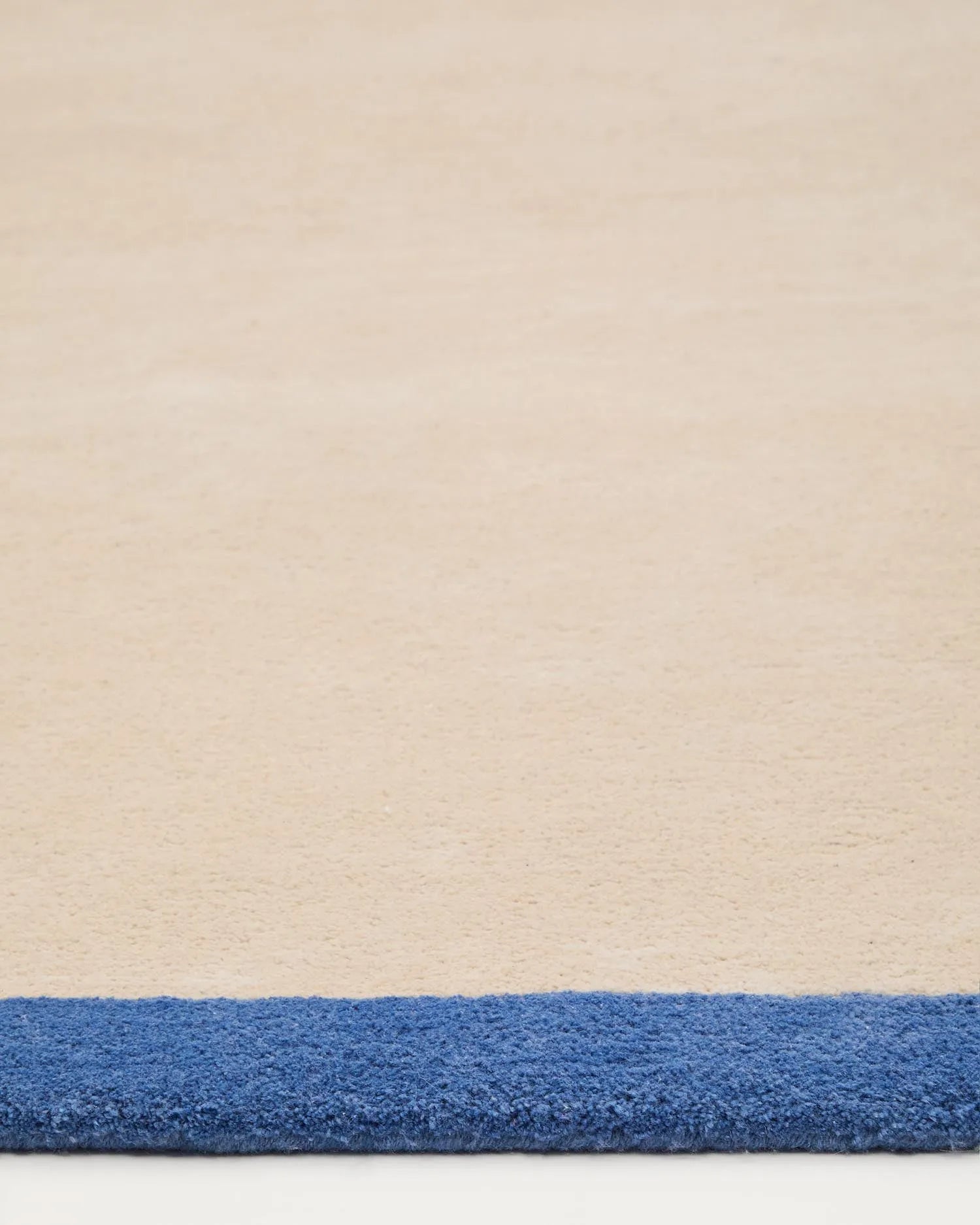 Teppich Nalim aus 100% Baumwolle in Beige und Blau, 90x150 cm. Stilvolles Design, ideal für Wohn- und Schlafzimmer.