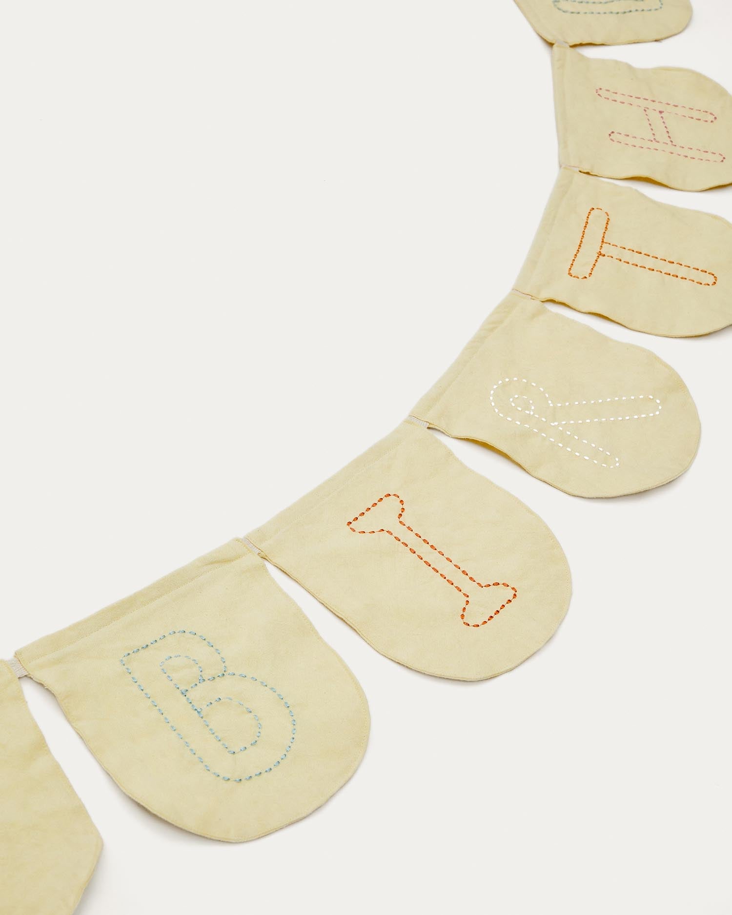 Vilka Girlande mit Wimpeln 100 % Baumwolle weiss und gelb 250 cm in Gelb präsentiert im Onlineshop von KAQTU Design AG. Mobiles Kids ist von Kave Home