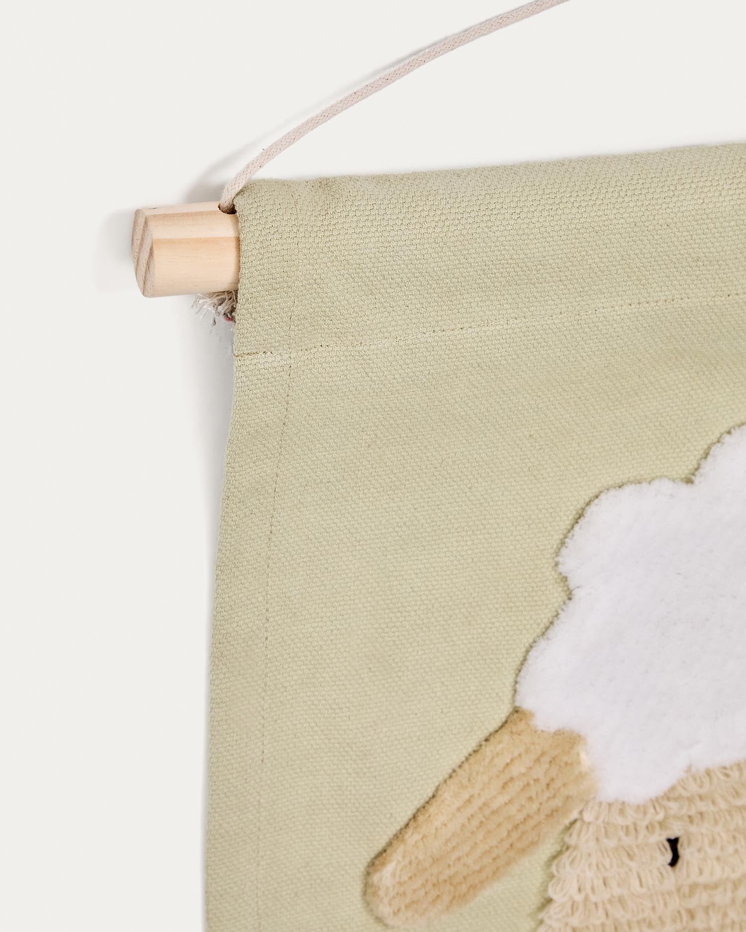 Wandteppich Milu aus grüner Baumwolle mit Schaf und Quasten in Grün  in Grün präsentiert im Onlineshop von KAQTU Design AG. Wandteppich ist von Kave Home