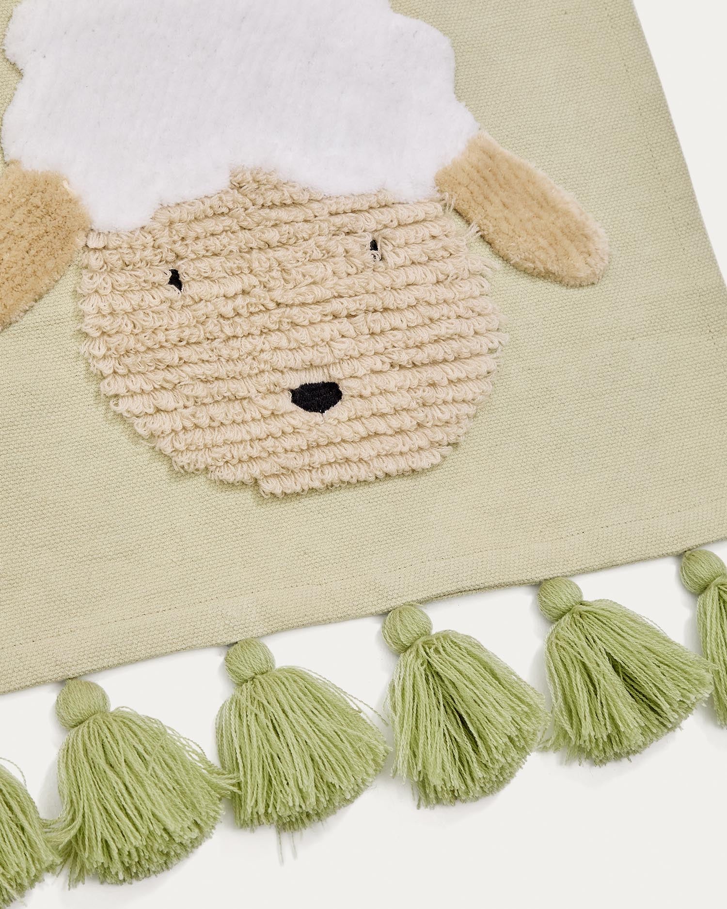 Wandteppich Milu aus grüner Baumwolle mit Schaf und Quasten in Grün  in Grün präsentiert im Onlineshop von KAQTU Design AG. Wandteppich ist von Kave Home