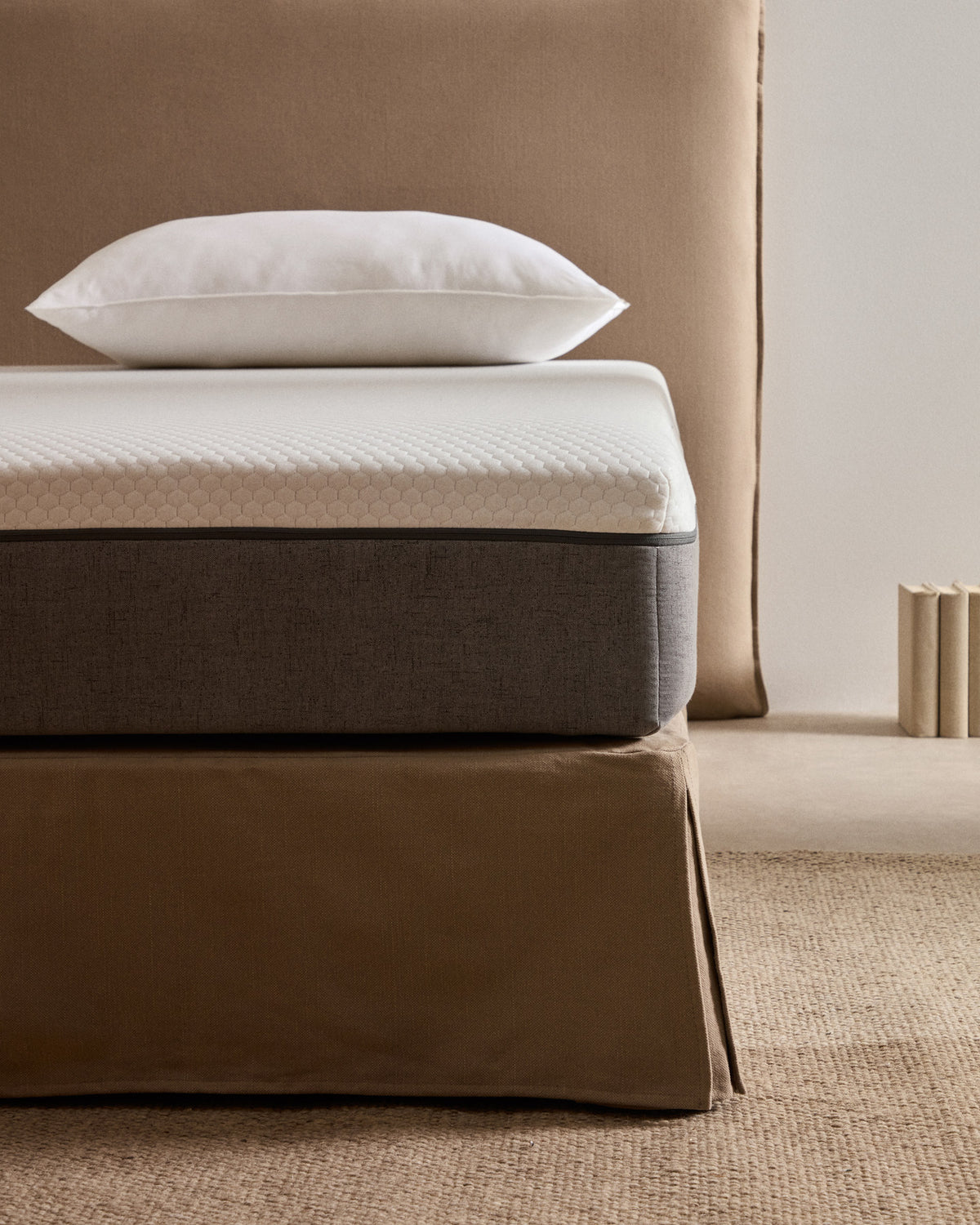 Viskoelastische Matratze Eva mit abnehmbarem Bezug 90 x 190 cm in Weiss, Grau präsentiert im Onlineshop von KAQTU Design AG. Matratze ist von Kave Home