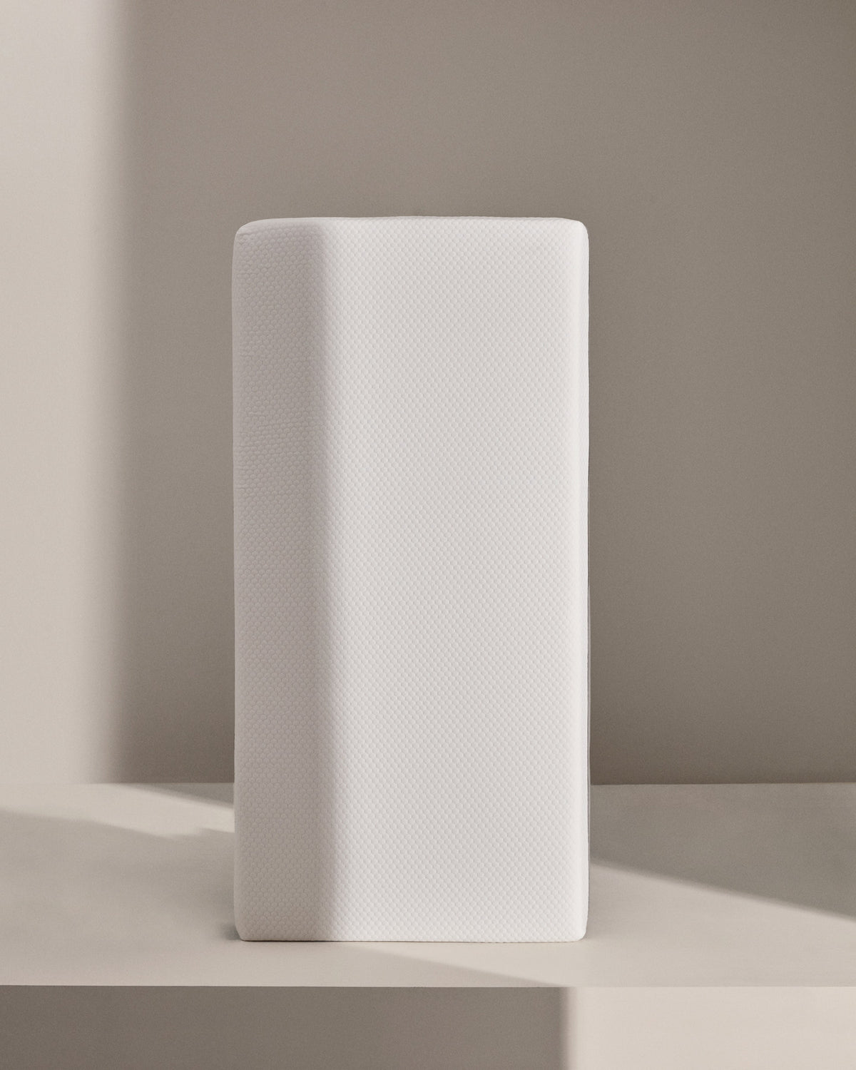 Viskoelastische Matratze Eva mit abnehmbarem Bezug 90 x 200 cm in Weiss, Grau präsentiert im Onlineshop von KAQTU Design AG. Matratze ist von Kave Home