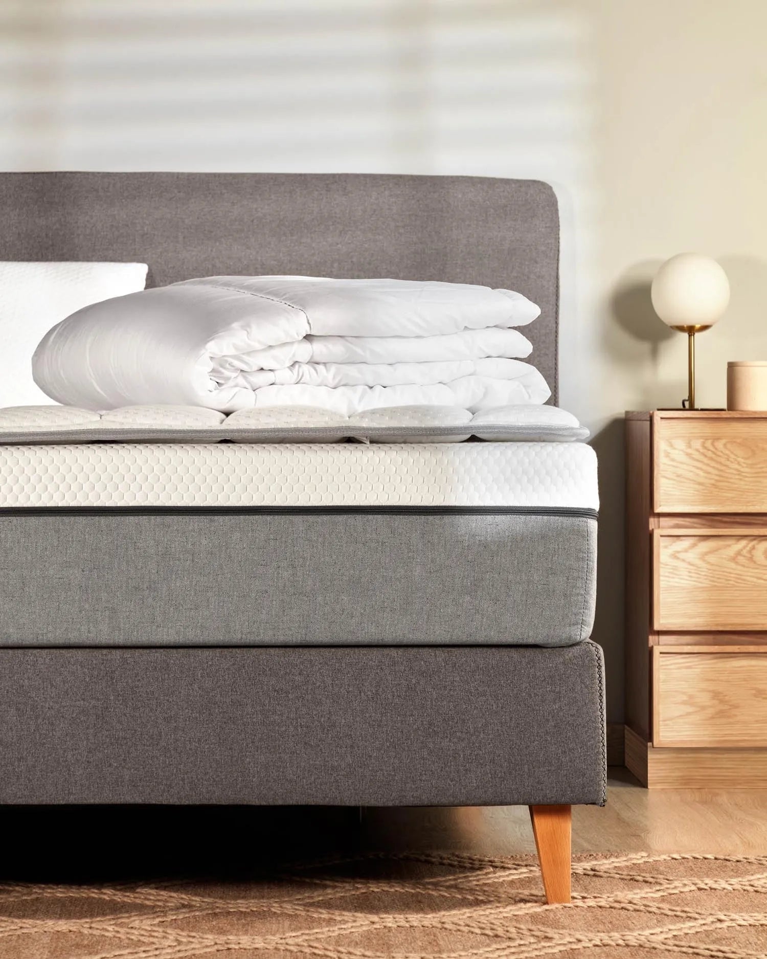 Die viskoelastische Matratze Eva 135x190 cm von Kave Home bietet optimalen Komfort und einen abnehmbaren, pflegeleichten Bezug.