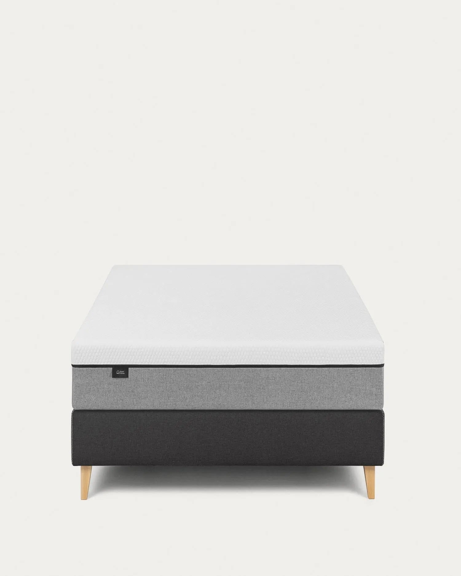 Viskoelastische Matratze Eva 140x190 cm von Kave Home, mit abnehmbarem Bezug, für optimalen Komfort und erholsamen Schlaf.