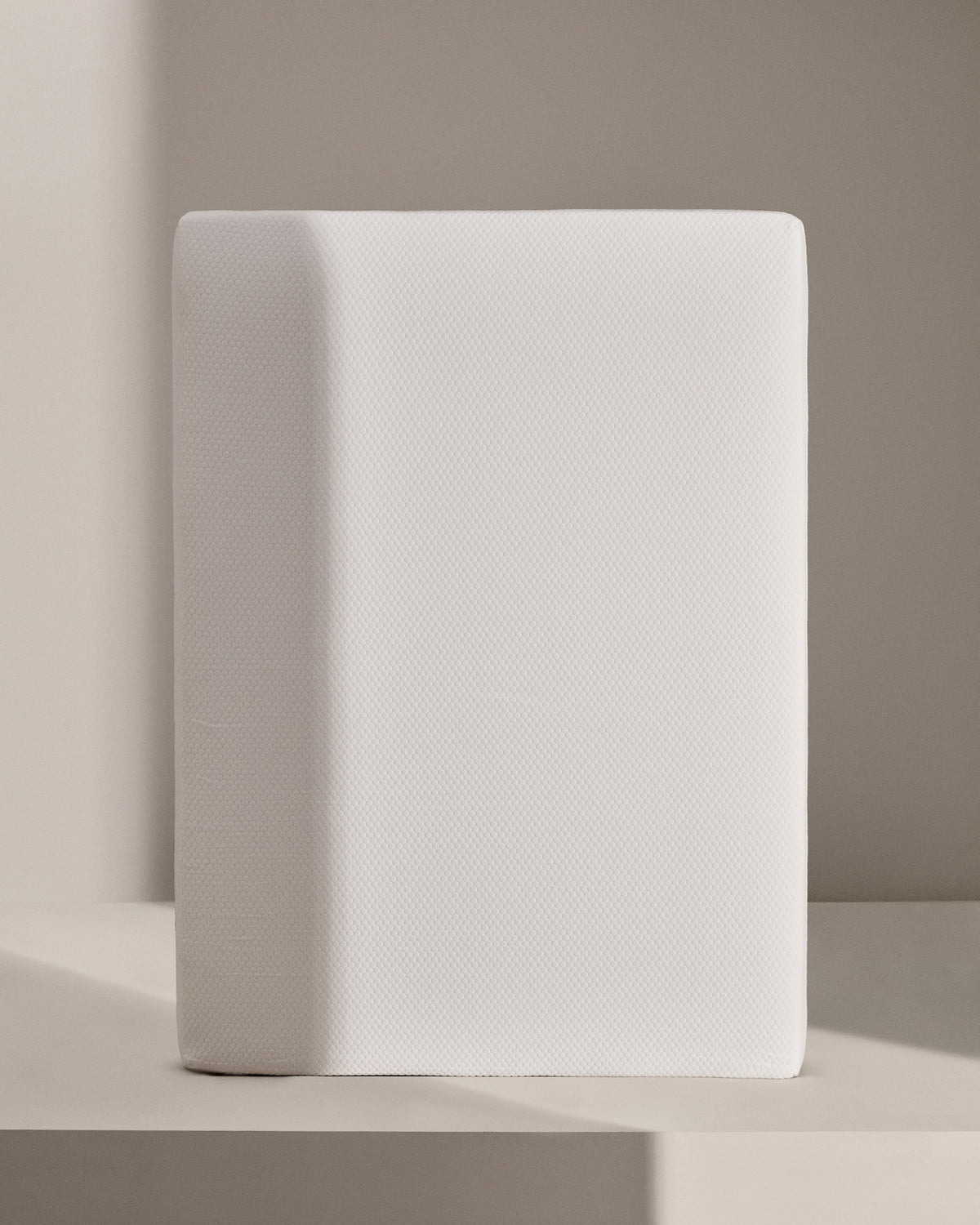 Viskoelastische Matratze Eva mit abnehmbarem Bezug 140 x 190 cm in Weiss, Grau präsentiert im Onlineshop von KAQTU Design AG. Matratze ist von Kave Home