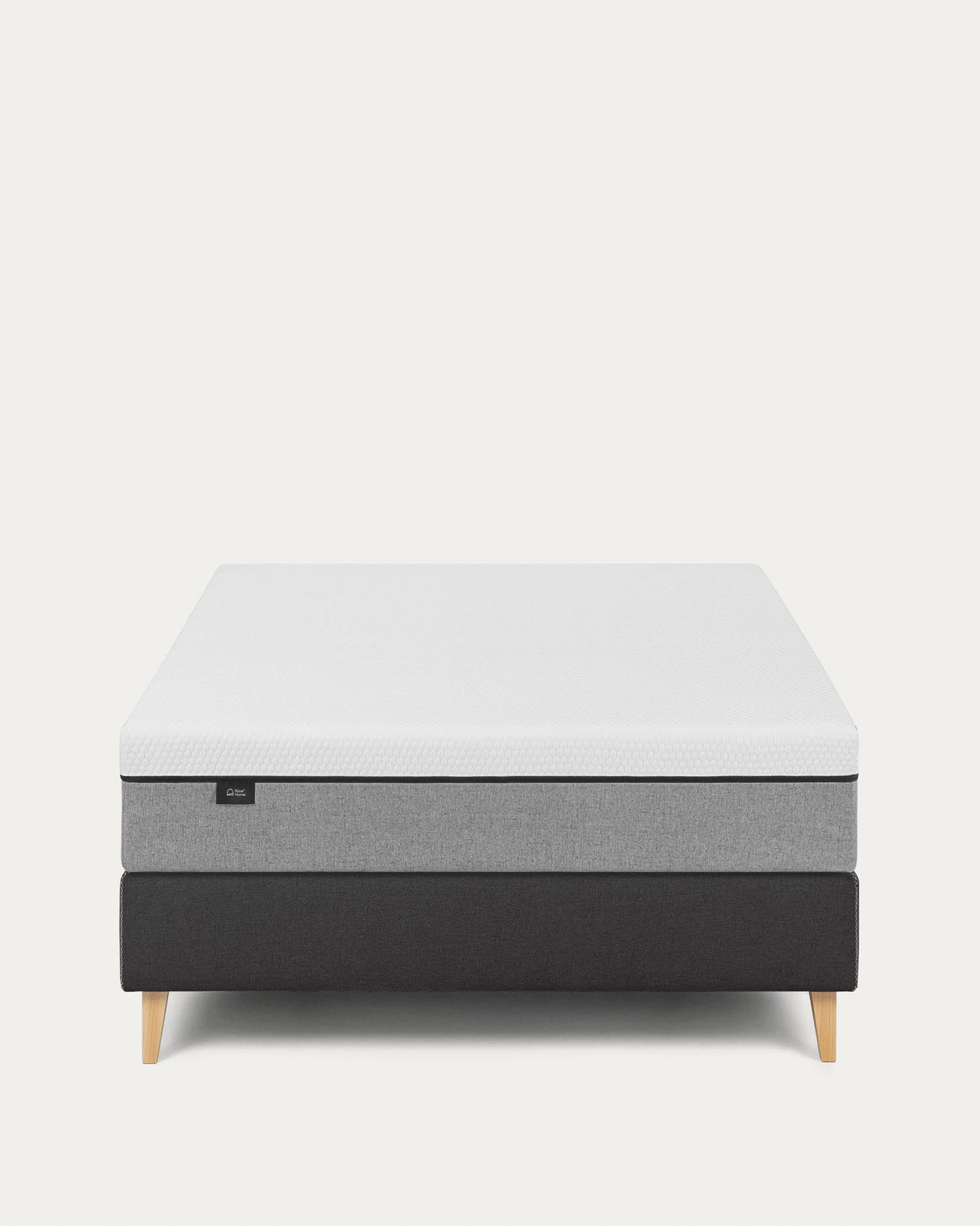 Komfortable viskoelastische Matratze Eva 150x190 cm, abnehmbarer Bezug, ideal für erholsamen Schlaf, von Kave Home.