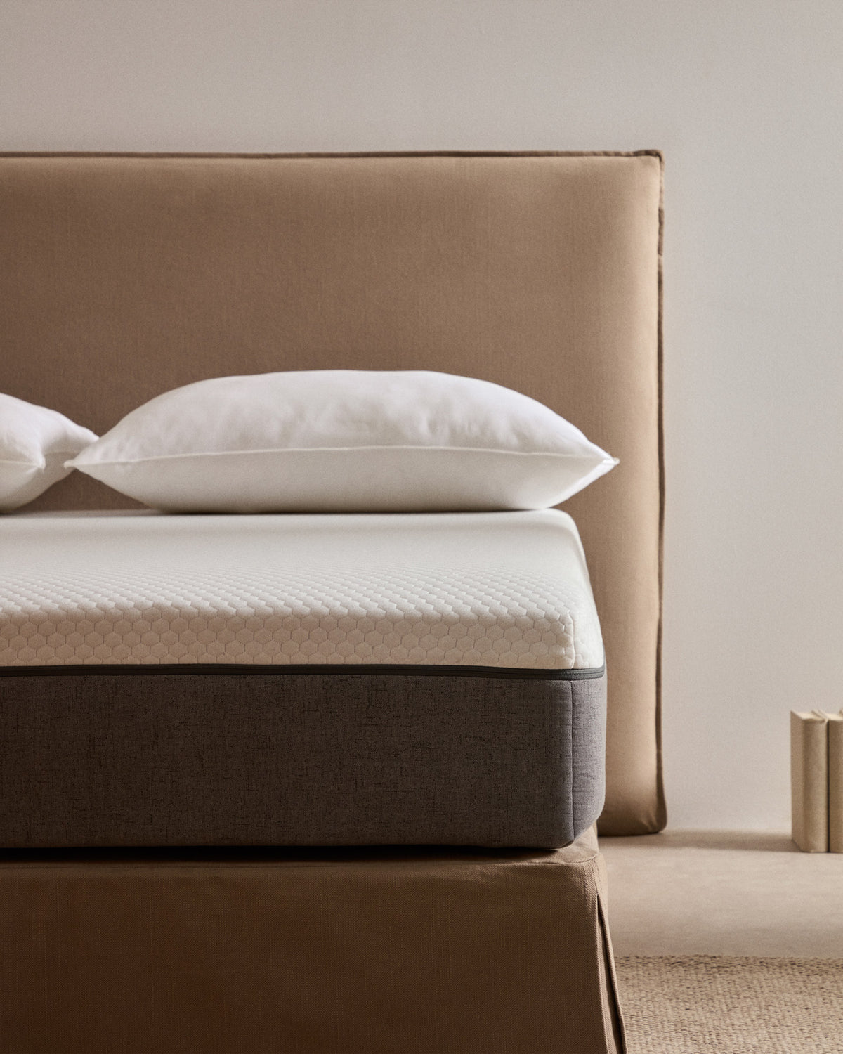Viskoelastische Matratze Eva mit abnehmbarem Bezug 150 x 190 cm in Weiss, Grau präsentiert im Onlineshop von KAQTU Design AG. Matratze ist von Kave Home