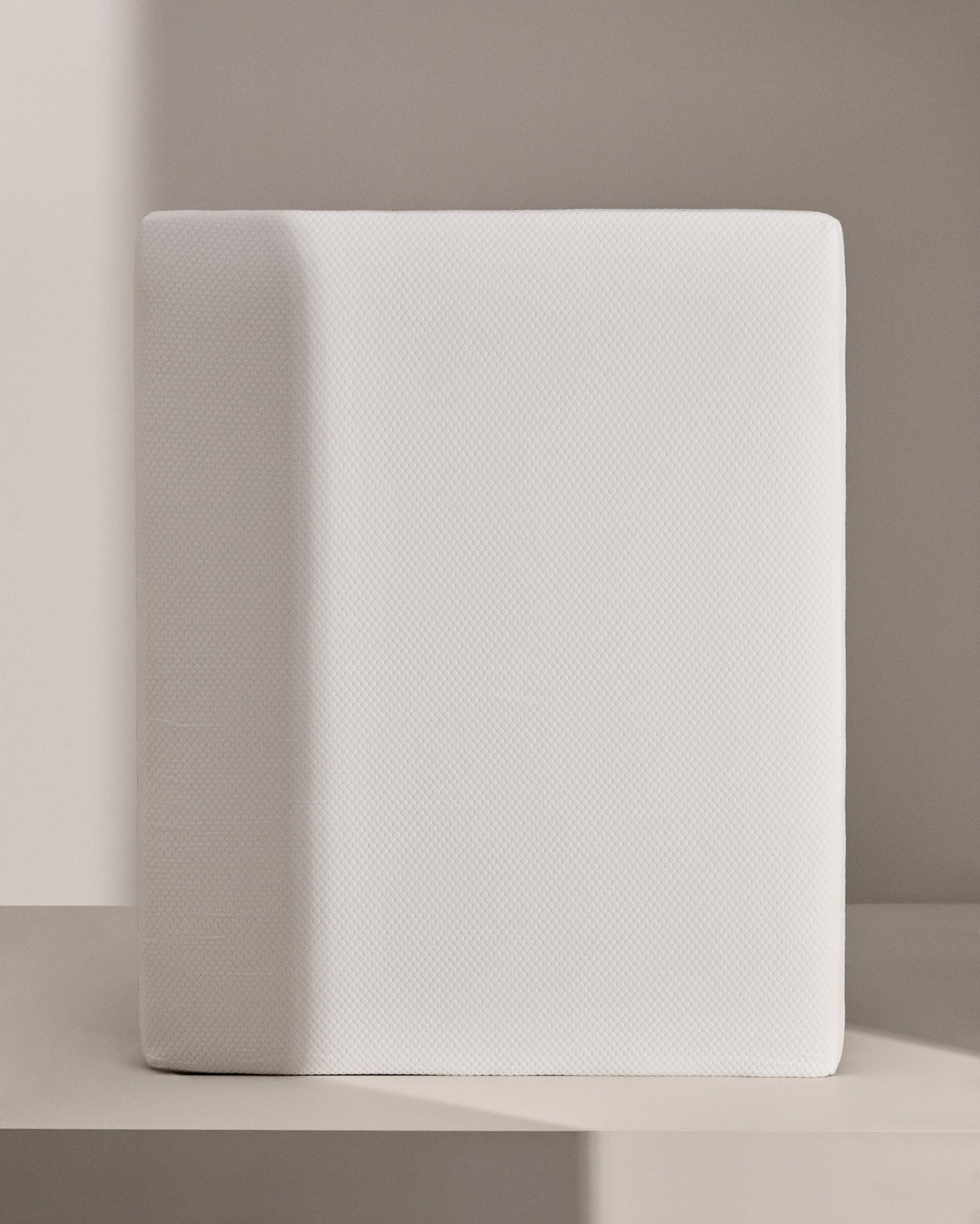 Viskoelastische Matratze Eva mit abnehmbarem Bezug 160 x 200 cm in Weiss, Grau präsentiert im Onlineshop von KAQTU Design AG. Matratze ist von Kave Home