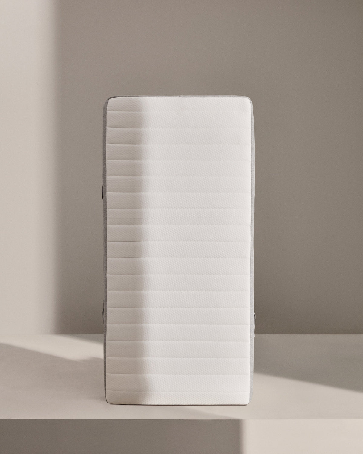 Juno Taschenfederkernmatratze 90 x 200 cm in Weiss, Grau präsentiert im Onlineshop von KAQTU Design AG. Matratze ist von Kave Home