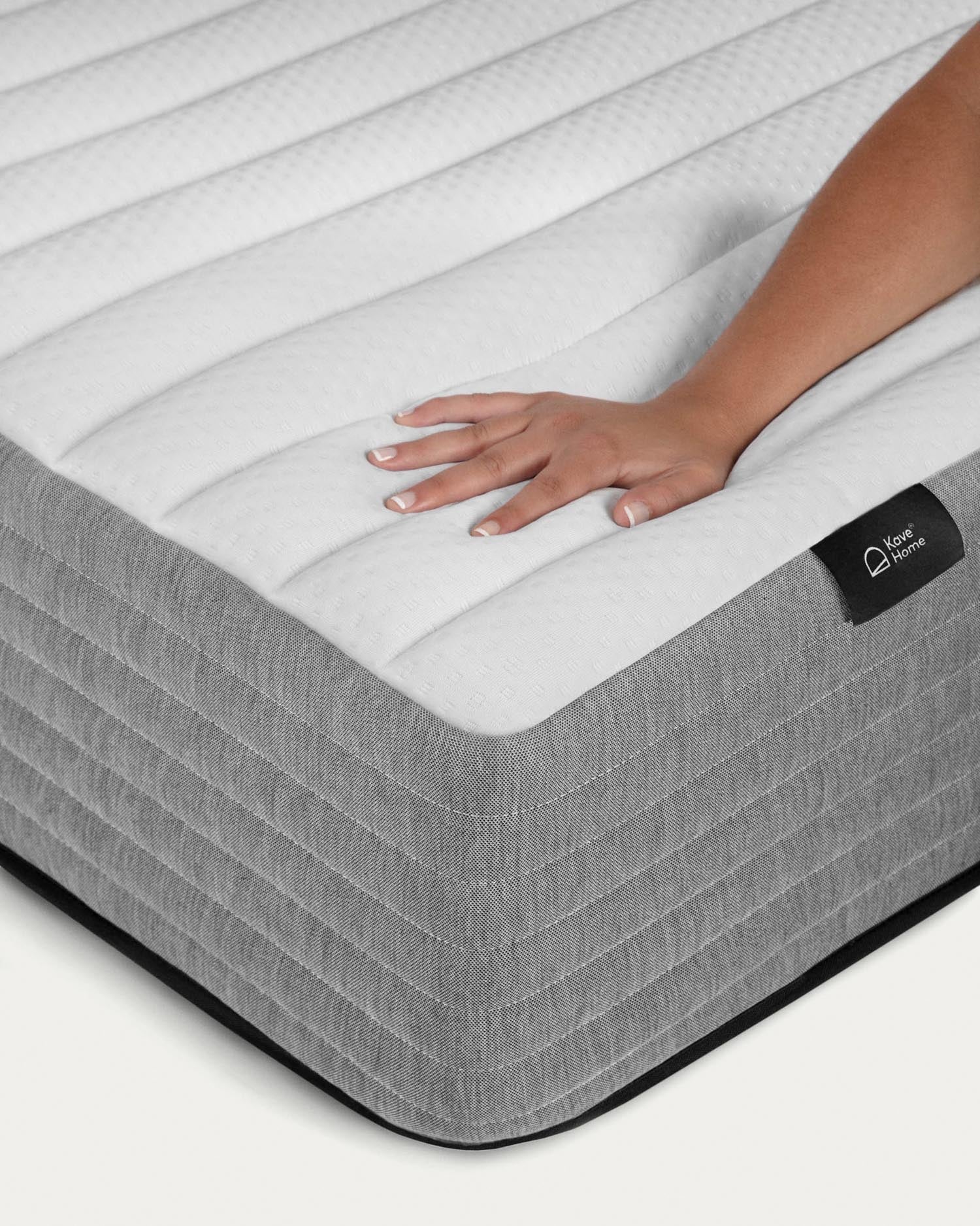 Juno Matratze 150x190 cm von Kave Home, mit Taschenfederkern für optimalen Komfort und ergonomische Unterstützung im Schlaf.