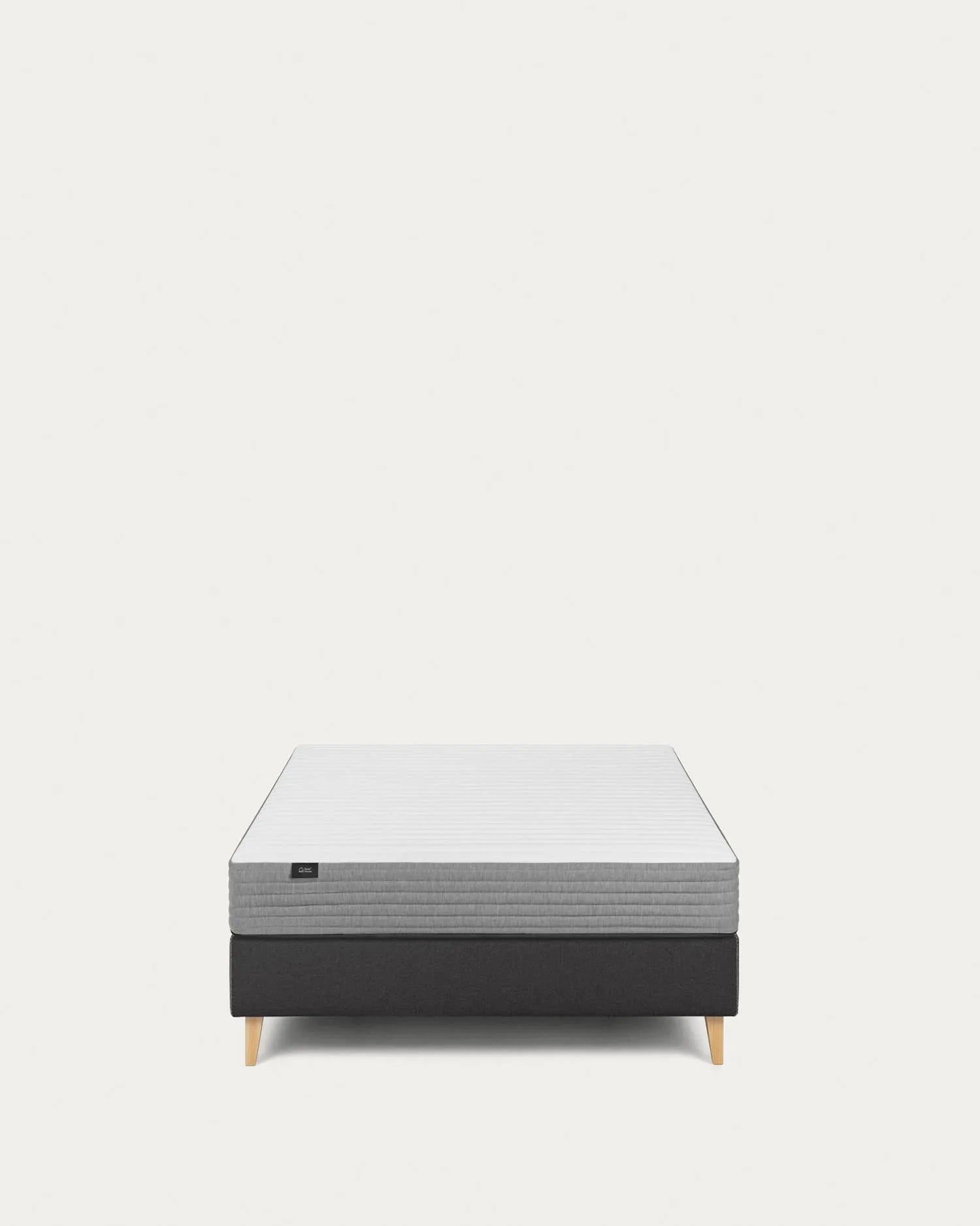 Die Yoko Matratze 90x190 cm von Kave Home sorgt für erholsamen Schlaf dank hochwertigem Schaumstoff und ergonomischem Design.
