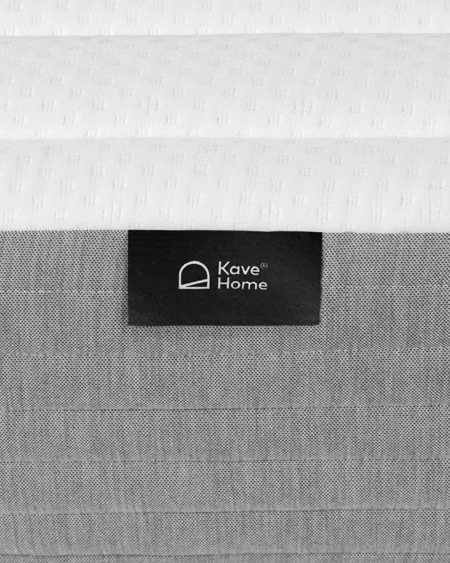 Die Yoko Schaumstoffmatratze 90x190 cm von Kave Home vereint ergonomischen Komfort mit hochwertigem Material für erholsamen Schlaf.