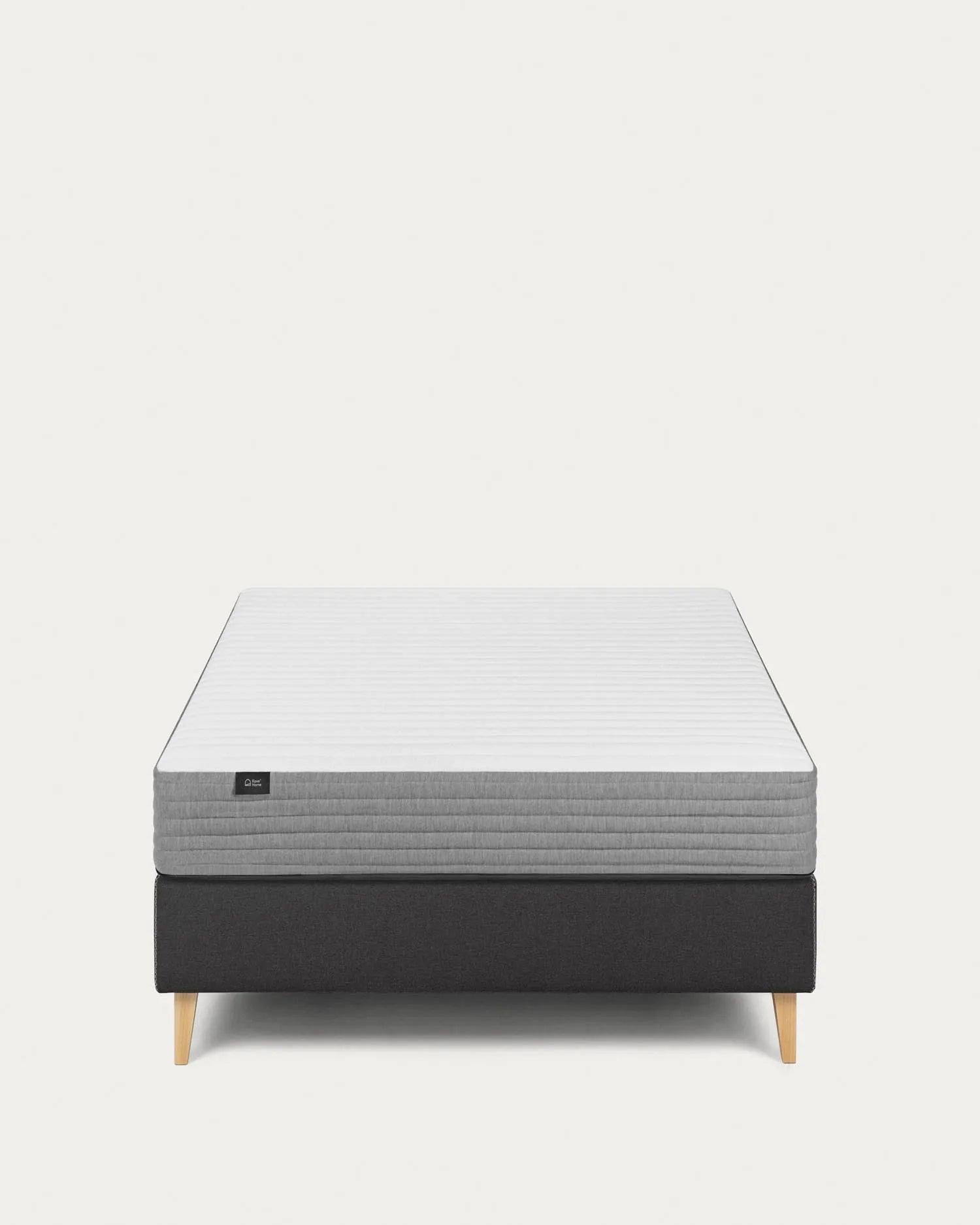 Die Yoko Matratze 135x190 cm von Kave Home bietet hervorragenden Komfort und Unterstützung für erholsamen Schlaf.