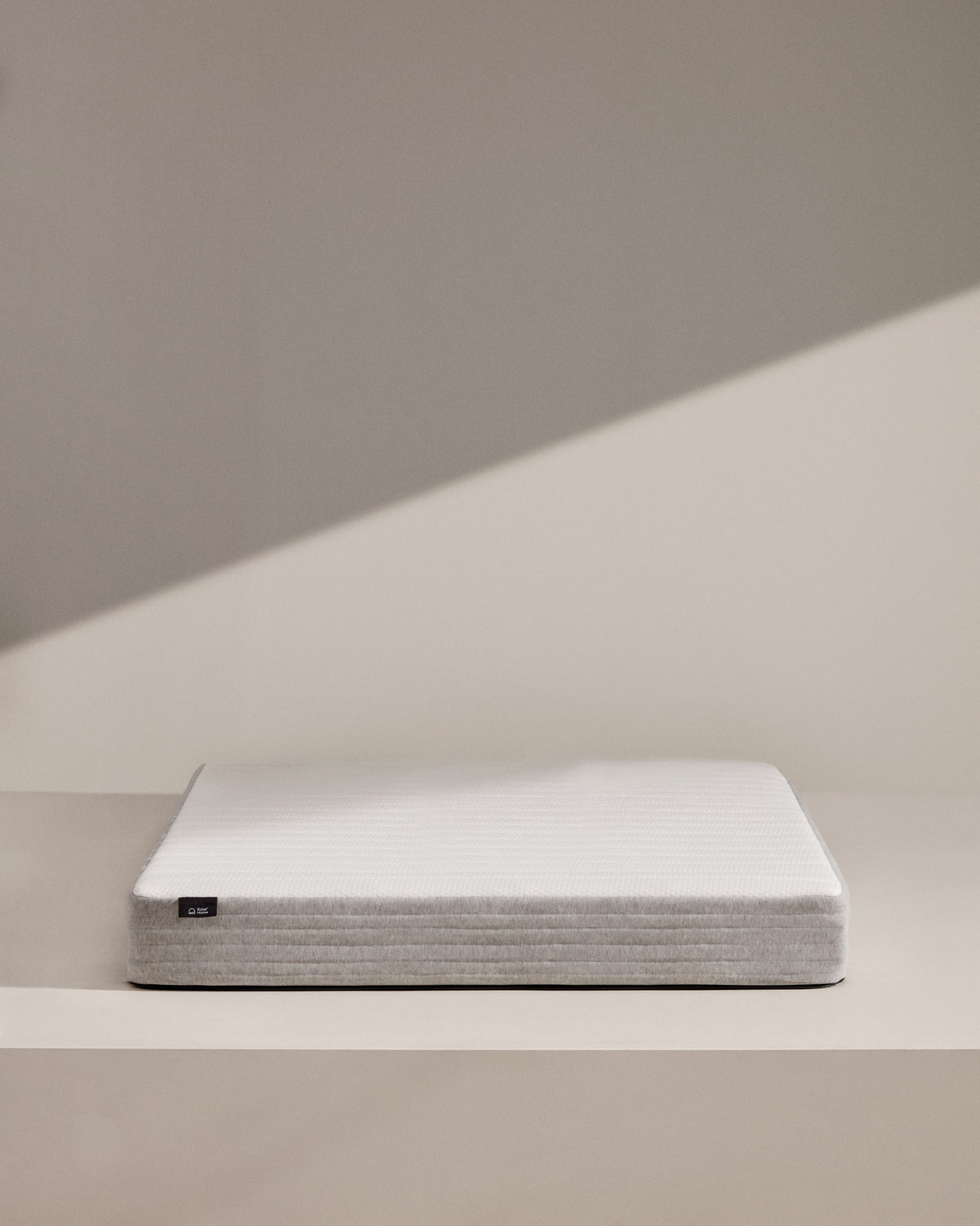 Yoko Schaumstoffmatratze 150 x 190 cm in Weiss, Grau präsentiert im Onlineshop von KAQTU Design AG. Matratze ist von Kave Home