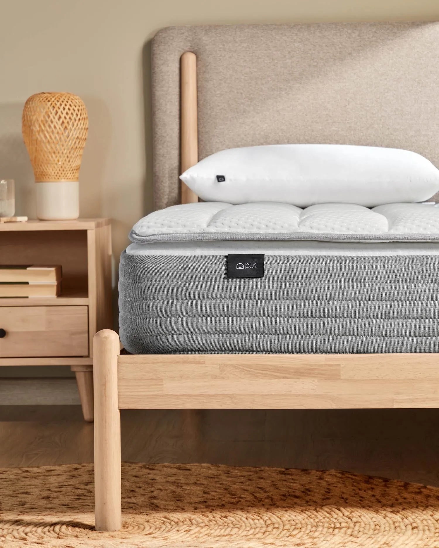 Die Yoko Schaumstoffmatratze 180x200 cm von Kave Home bietet optimalen Komfort und Unterstützung für erholsamen Schlaf.