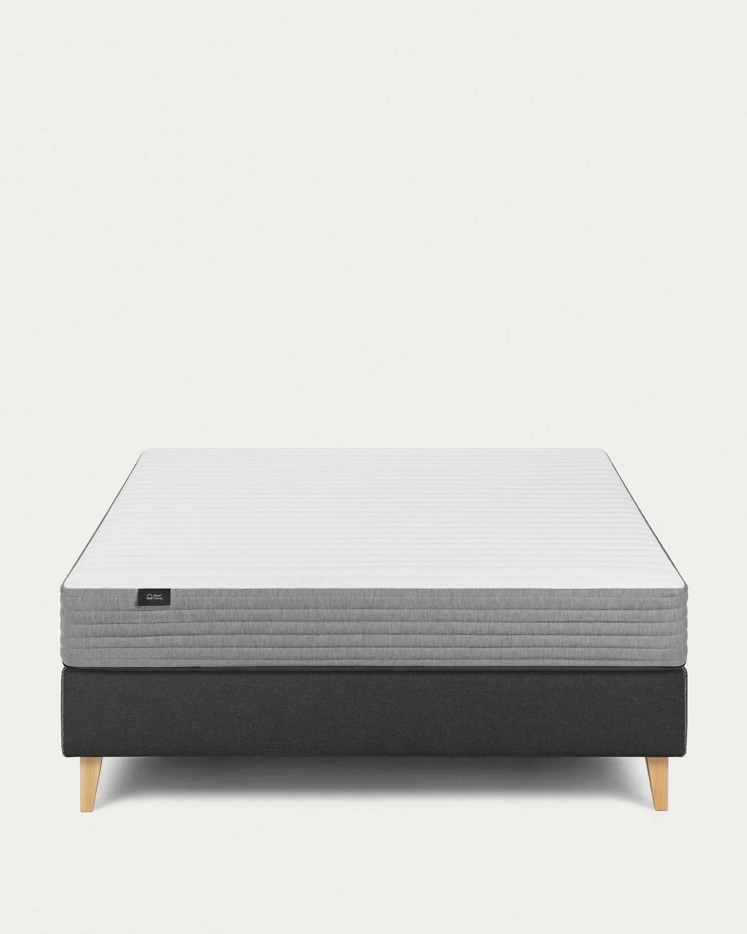 Die Yoko Matratze 180x200 cm bietet optimalen Komfort und Unterstützung mit atmungsaktiven, viskoelastischen Schichten.