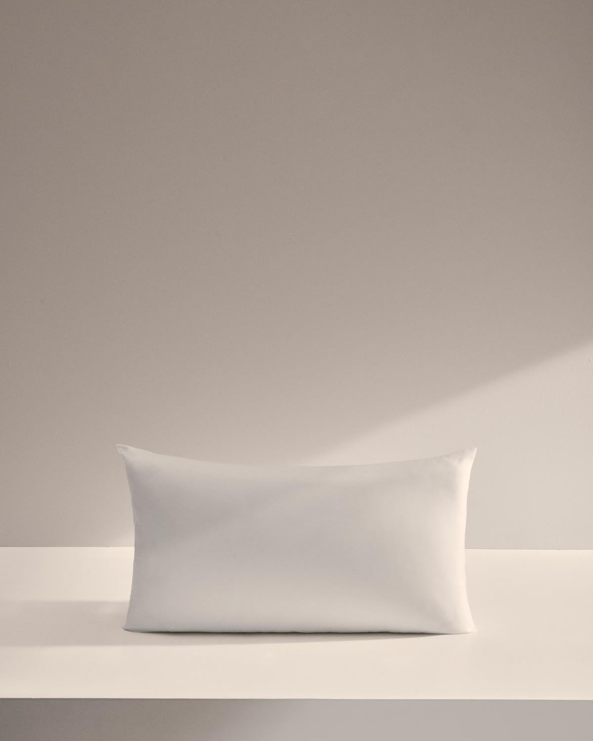 Nyla Mikrofaser-Kissen 70 x 40 cm in Weiss präsentiert im Onlineshop von KAQTU Design AG. Kissen ist von Kave Home