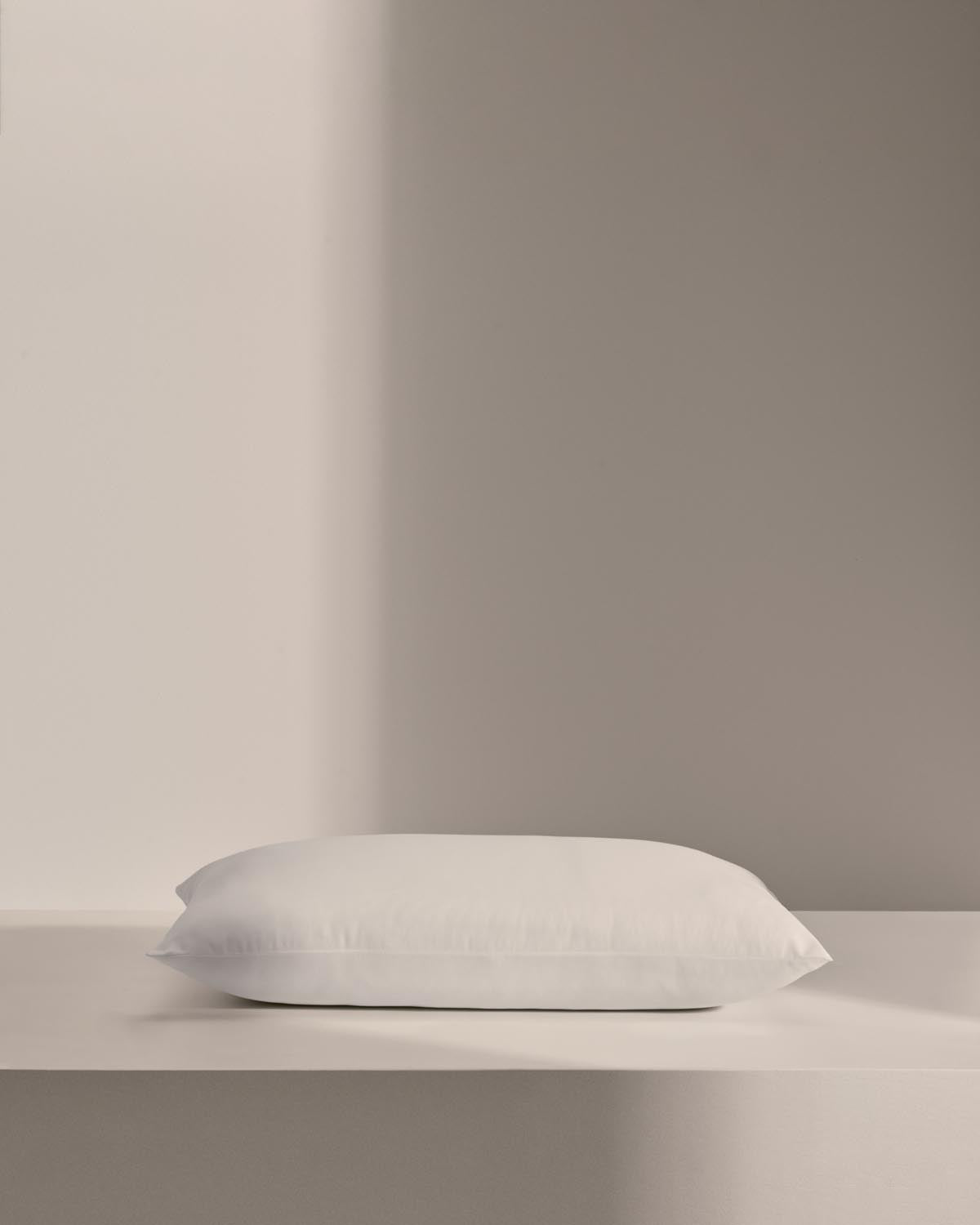Nyla Mikrofaser-Kissen 70 x 40 cm in Weiss präsentiert im Onlineshop von KAQTU Design AG. Kissen ist von Kave Home