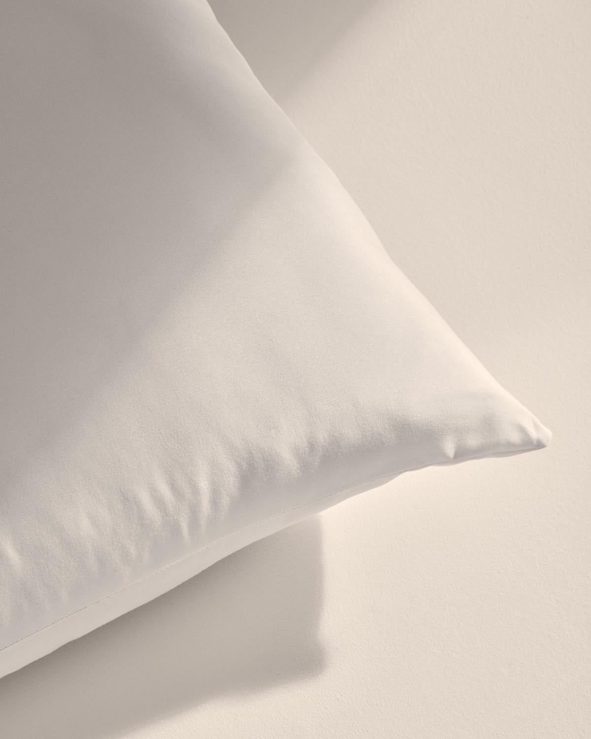 Nyla Mikrofaser-Kissen 80 x 40 cm in Weiss präsentiert im Onlineshop von KAQTU Design AG. Kissen ist von Kave Home