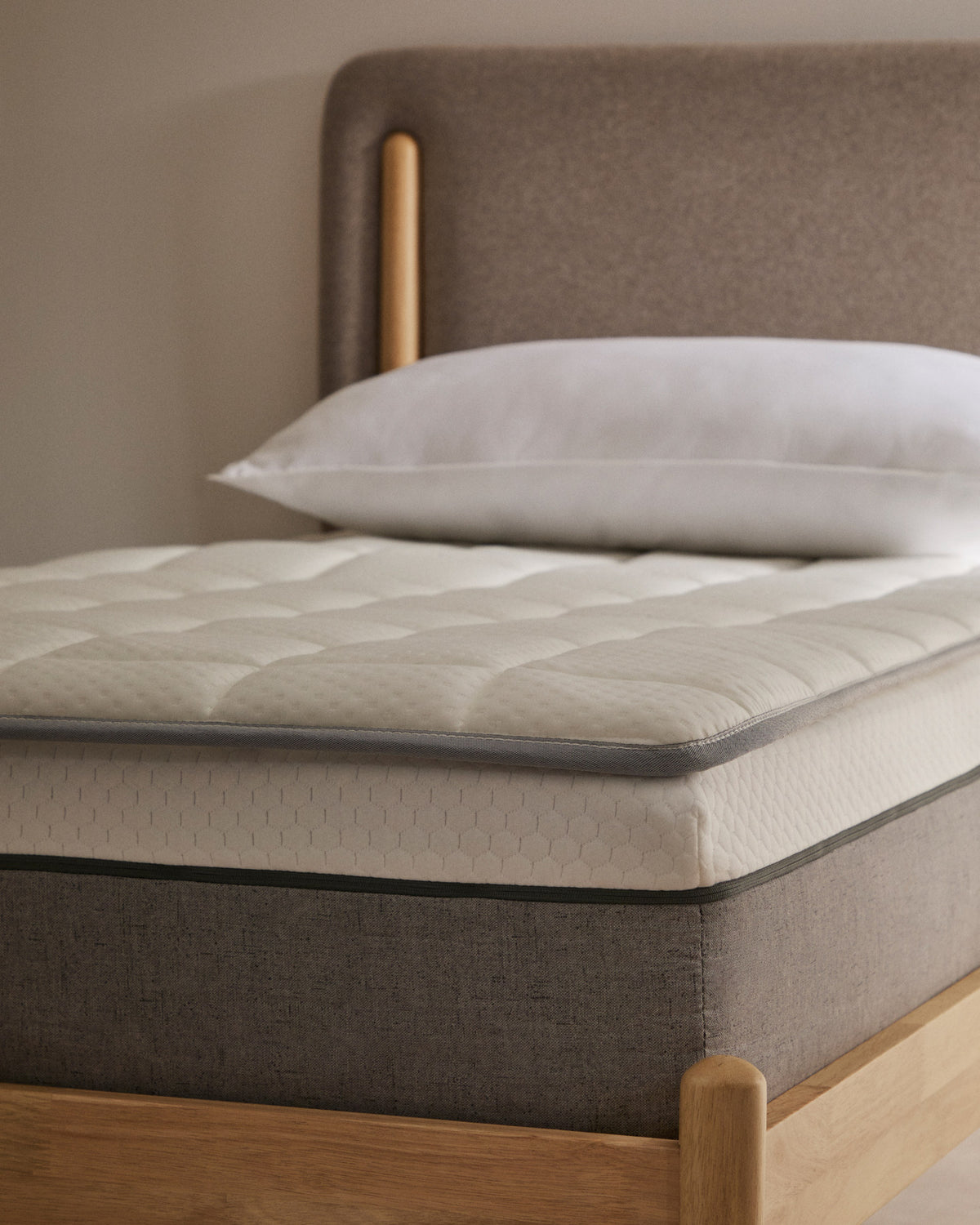 Topper Freya 90 x 200 cm in Weiss, Grau präsentiert im Onlineshop von KAQTU Design AG. Matratze ist von Kave Home