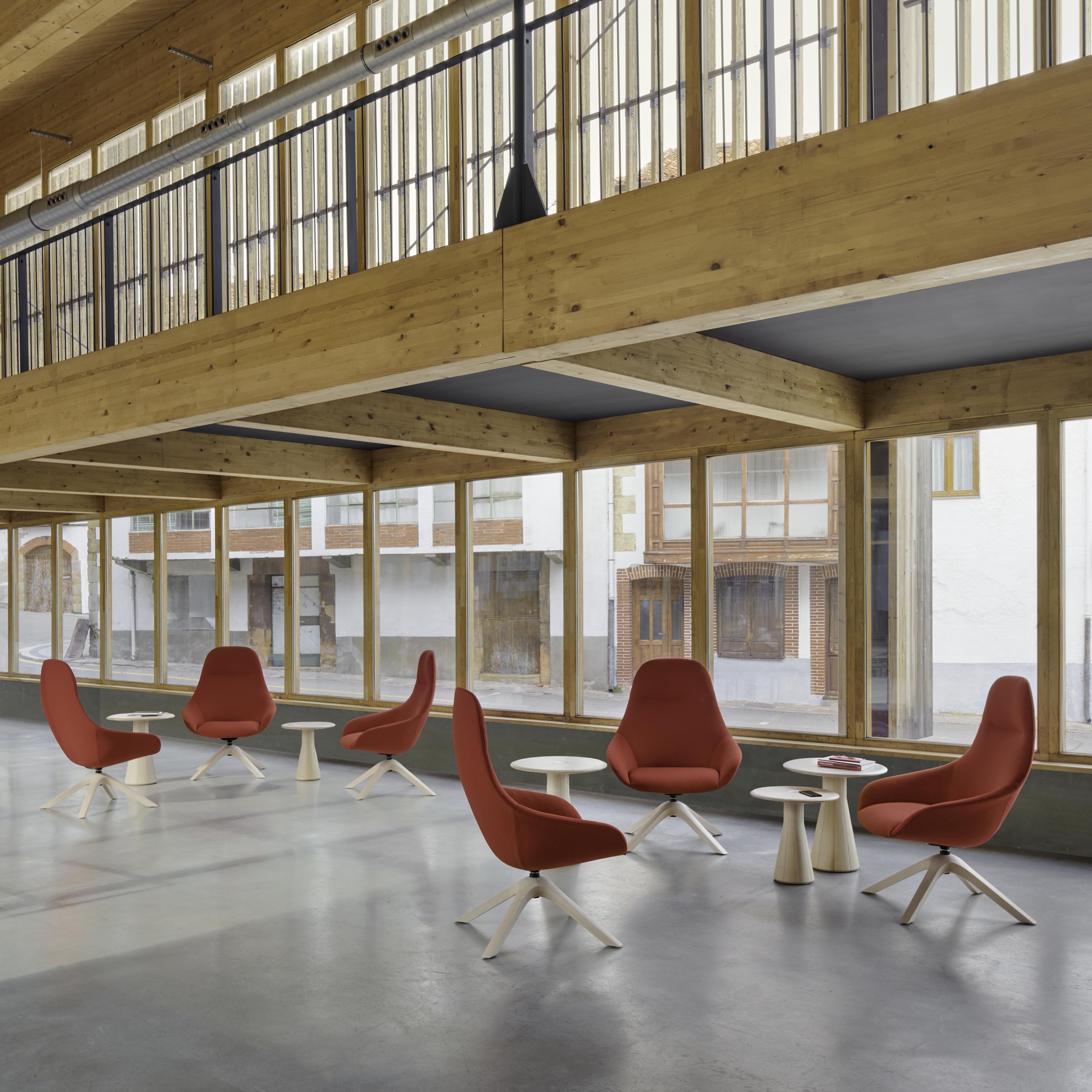 Next Lounge high drehbar in Orange präsentiert im Onlineshop von KAQTU Design AG. Sessel ist von Andreu World