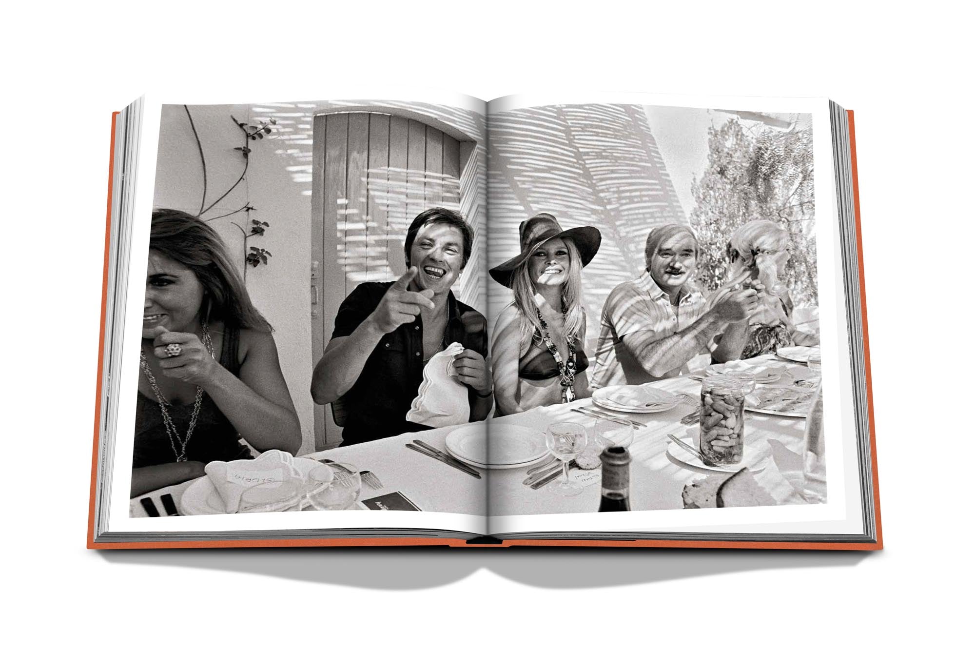 Tauchen Sie ein in St. Tropez' Glamour mit Assoulines Bildband.