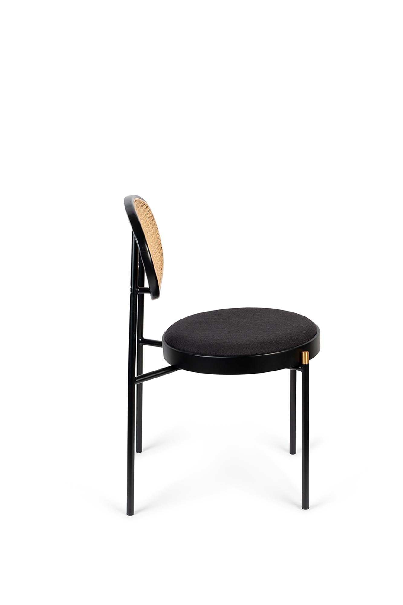 Ein moderner Stuhl mit kreativem Design, der Stil und Bequemlichkeit bietet. Ideal für zeitgemäße Innenräume.