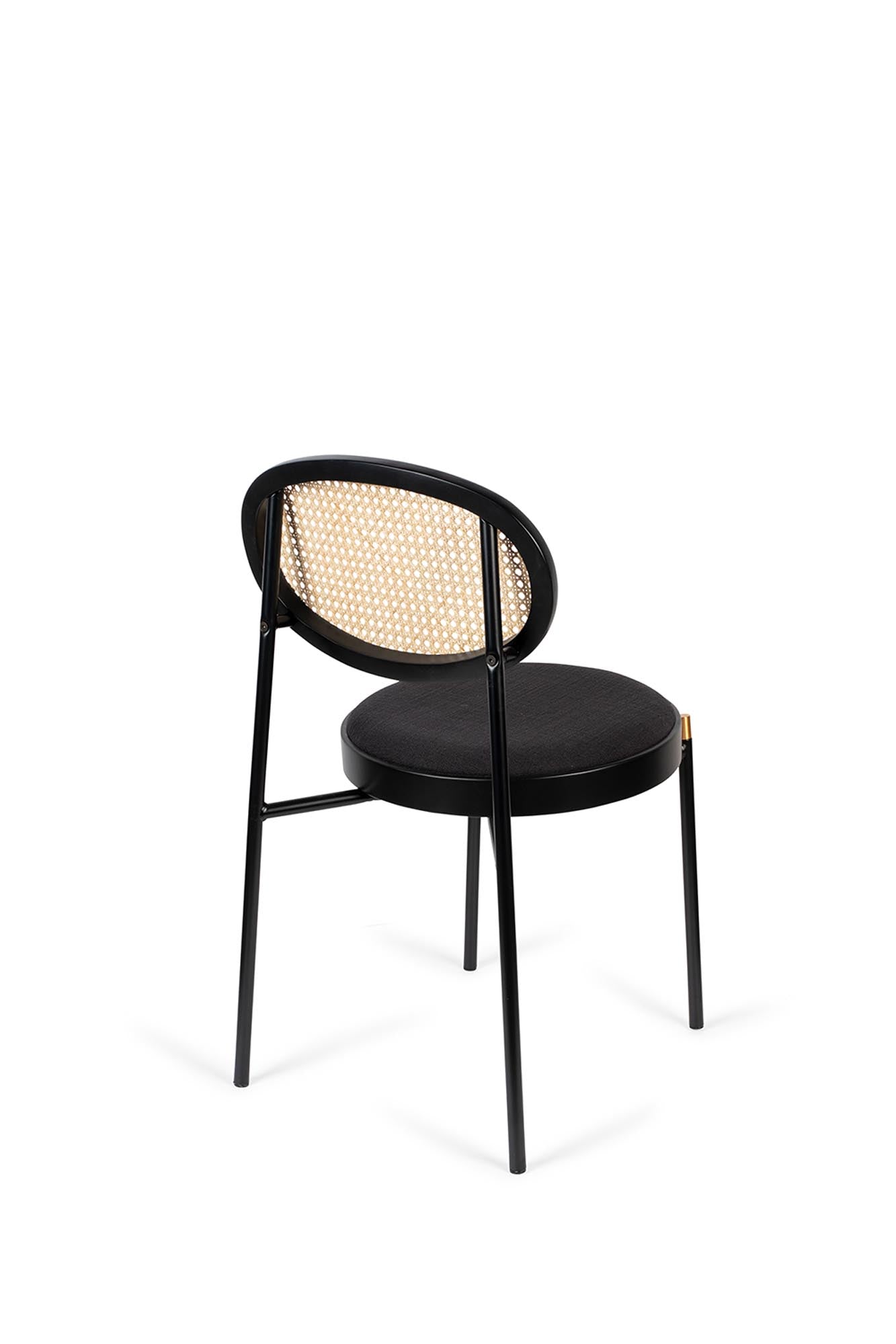 Ein stilvoller Stuhl mit einzigartigem Design, der Komfort und Eleganz in moderne Wohnräume bringt.