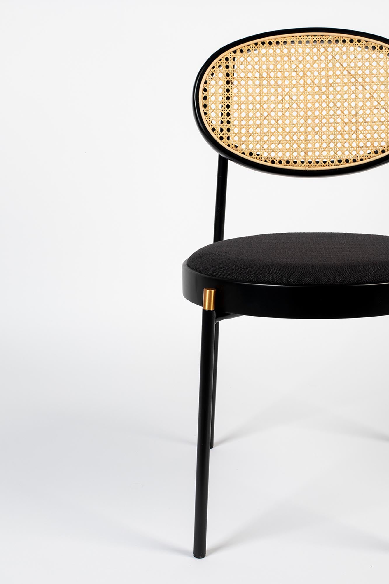 Ein stilvoller Stuhl mit innovativem Webmuster, der modernes Design und Komfort perfekt vereint.