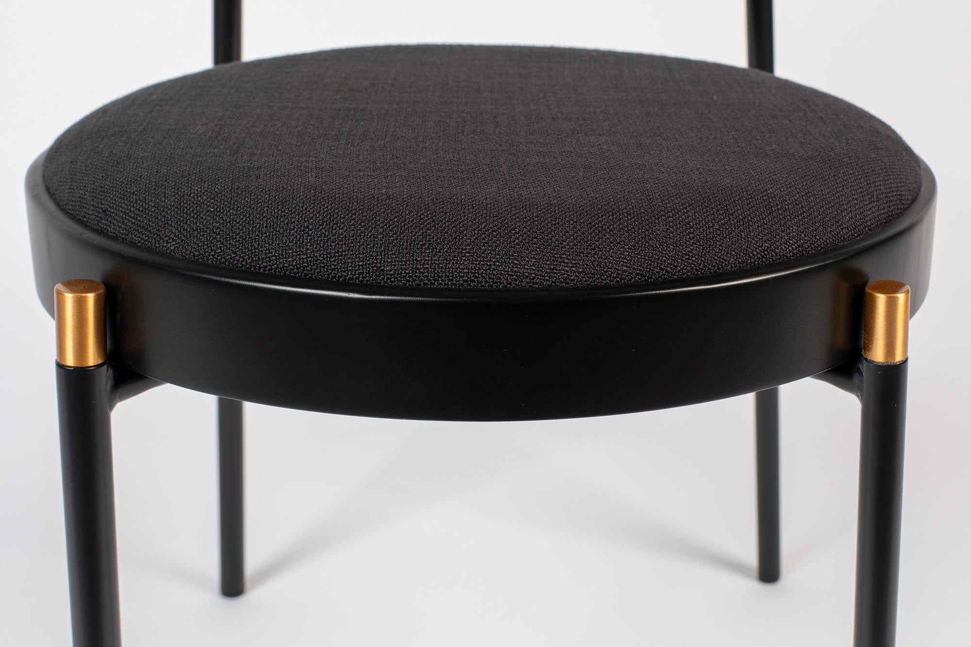 Ein moderner Stuhl mit kreativem Webdesign, der Stil und Bequemlichkeit in einem aussergewöhnlichen Möbelstück kombiniert.