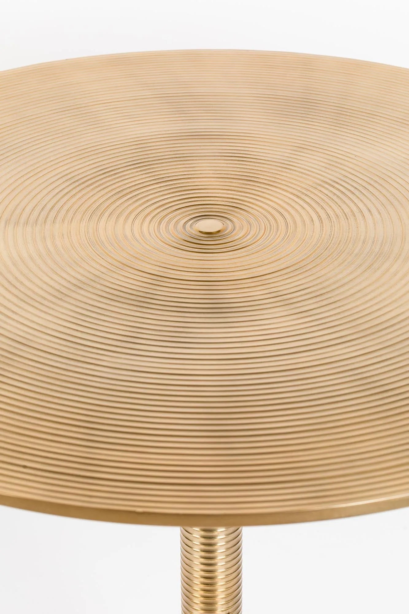 Auffälliger HYPNOTISING ROUND Tisch von Bold Monkey für trendige Räume.