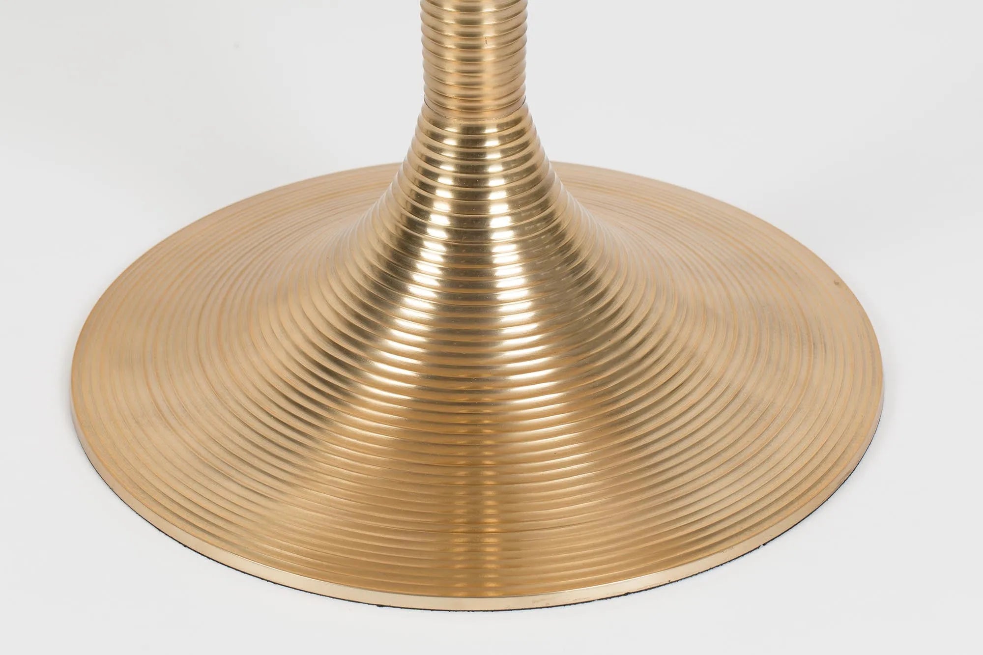 Extravaganter HYPNOTISING ROUND Tisch von Bold Monkey für Trendsetter.