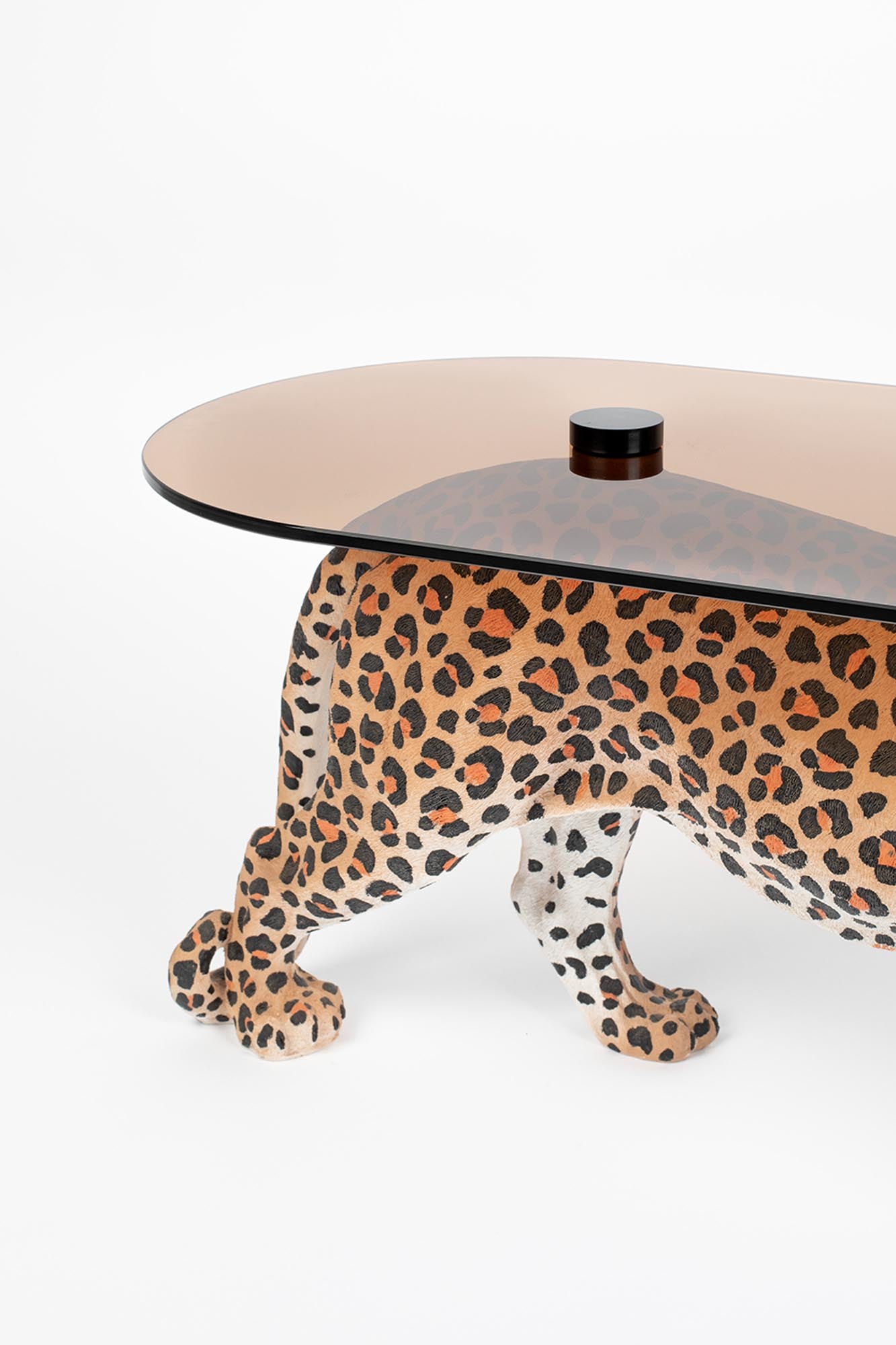 Extravagant: DOPE AS HELL Tisch von Bold Monkey für mutige Interieurs.