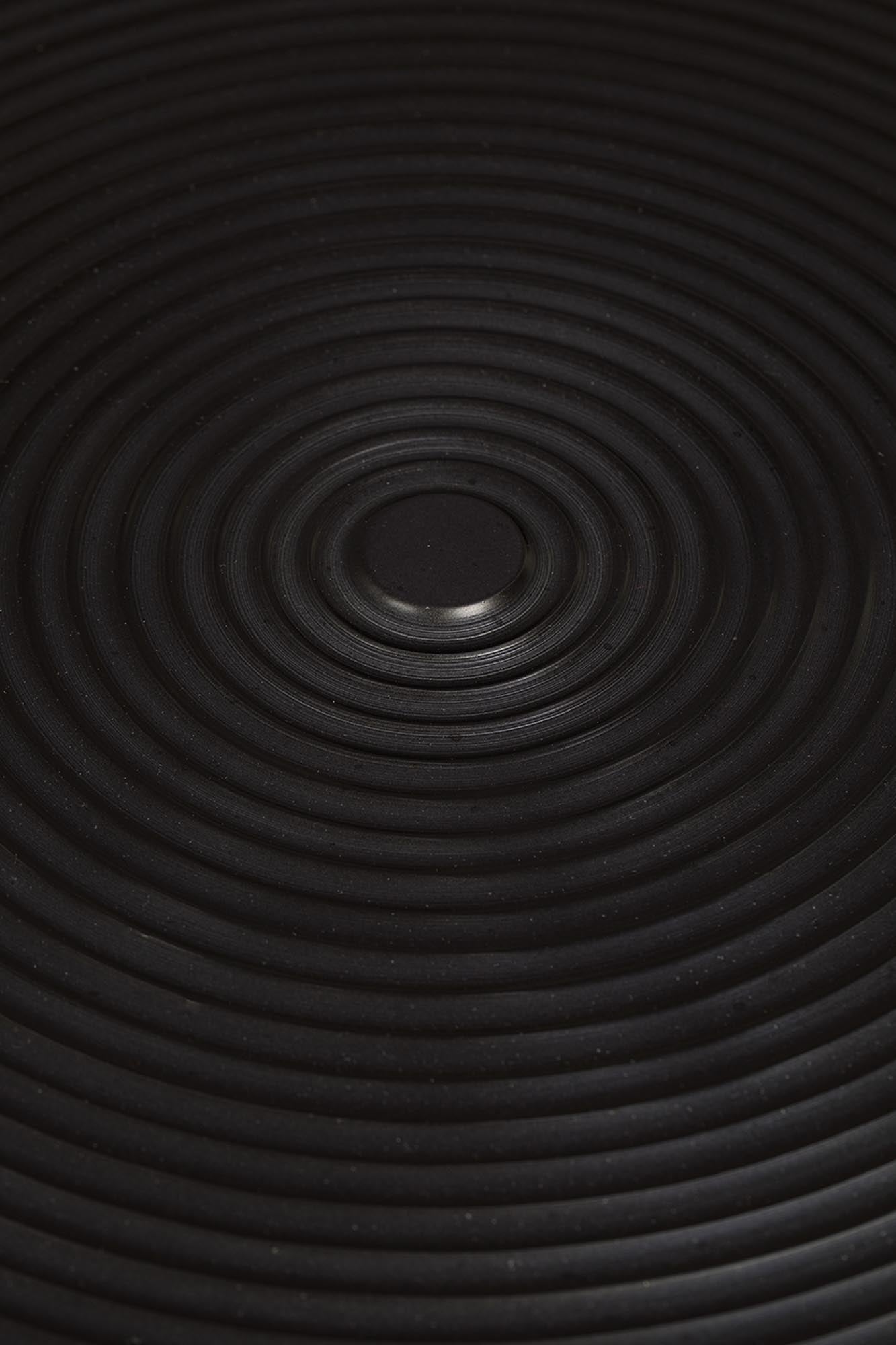 Eleganter Beistelltisch mit hypnotisierendem Design, ideal für moderne Wohnräume. Stilvoll und funktional zugleich.