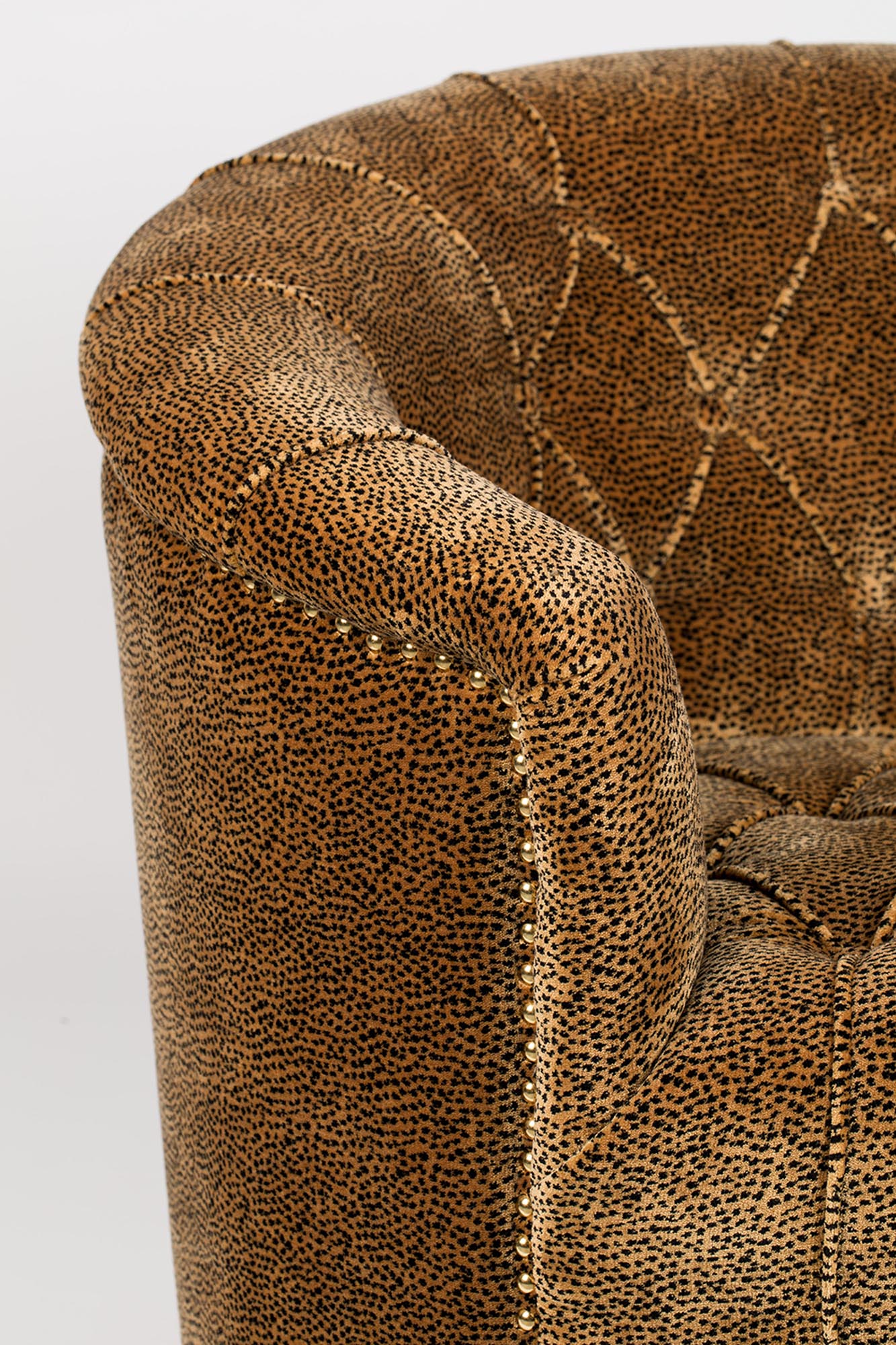Stilvolles Bold Monkey Sofa mit auffälligem Samtbezug in Smaragdgrün.