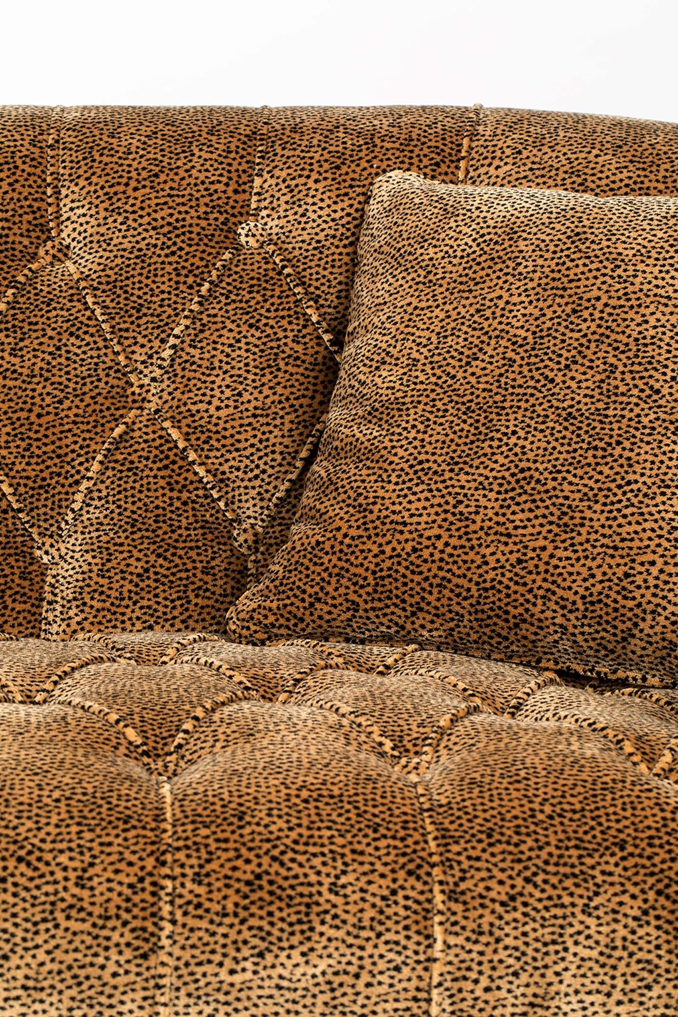 Extravagantes Bold Monkey Sofa mit verspieltem Design in Smaragdgrün.