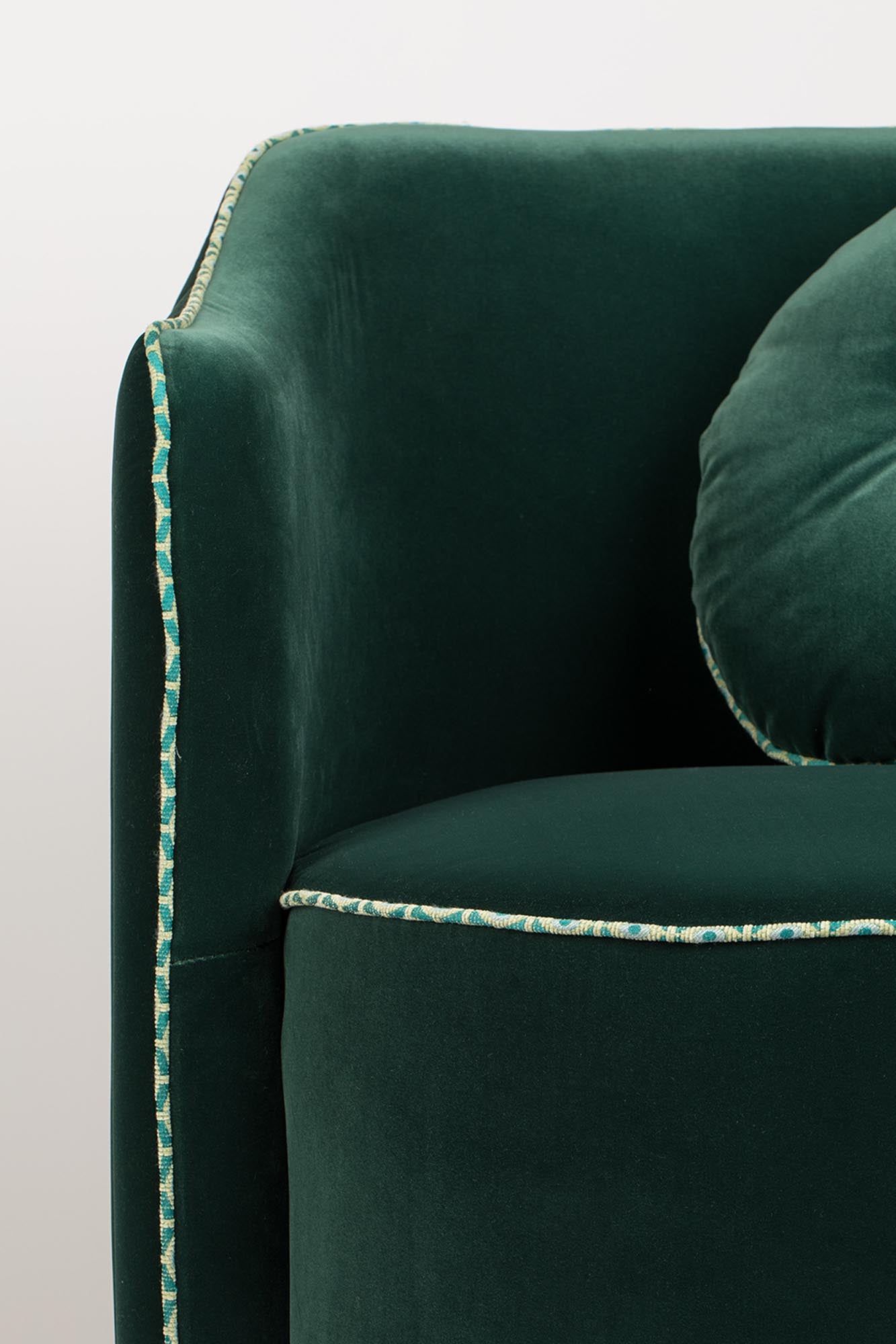Der SASSY GRANNY Loungesessel von Bold Monkey in Dunkelgrün ist ein stilvolles Möbelstück, das Retro-Design und hohen Sitzkomfort vereint.