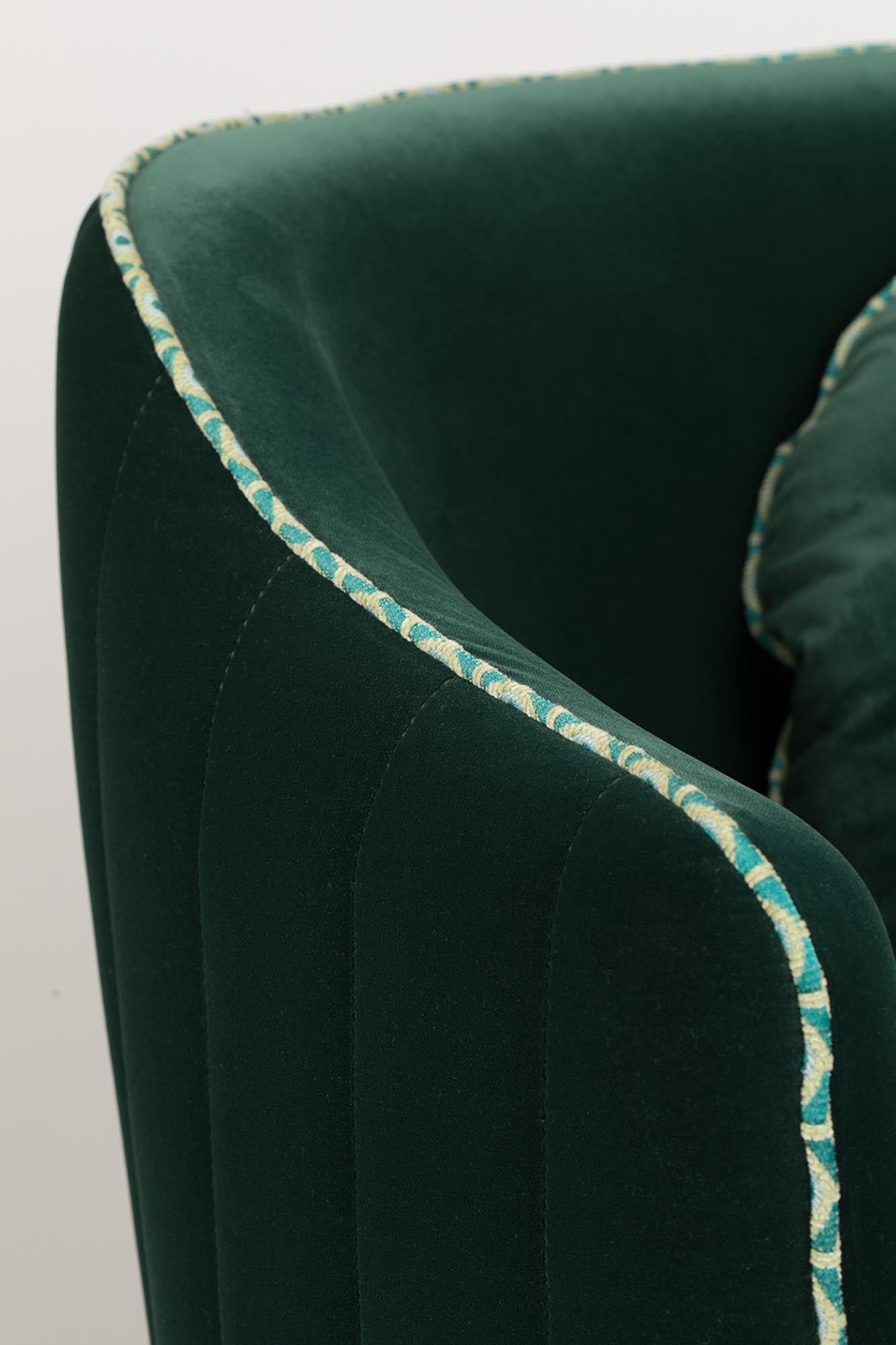 Entdecken Sie den SASSY GRANNY Loungesessel von Bold Monkey in elegantem Dunkelgrün – ein perfekter Mix aus Retro-Charme und modernem Komfort.