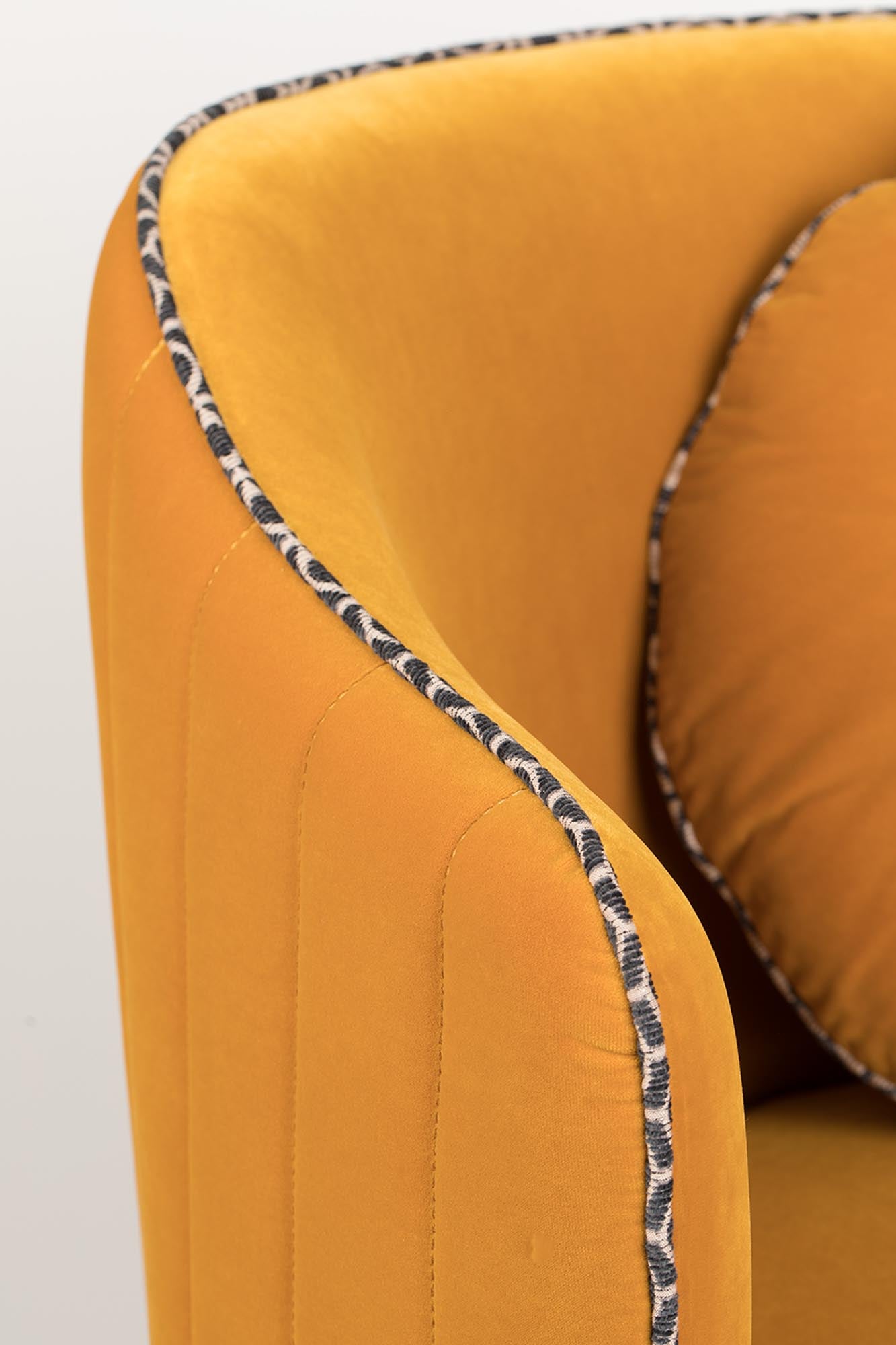 Erleben Sie den SASSY GRANNY Loungesessel in Dunkelgrün – ein elegantes Design, das Komfort und Stil vereint und jeden Raum aufwertet.