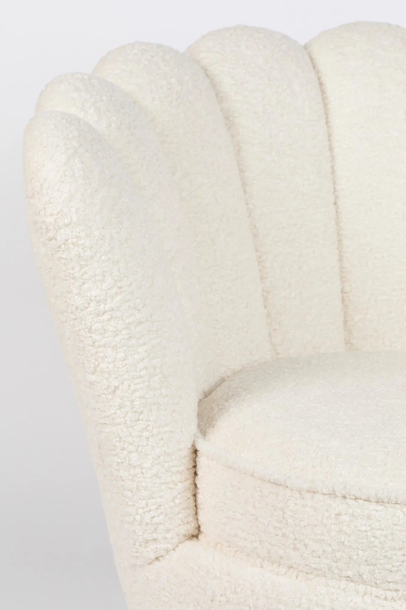 Luxuriöser Muschel-Loungesessel von Bold Monkey: Stilvoller Komfort.
