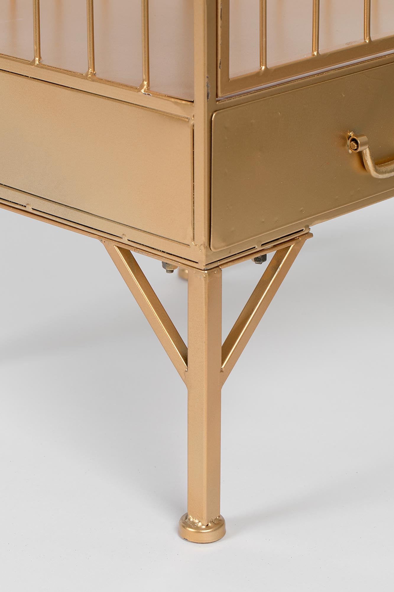 Entdecken Sie das UNLOCK ME Cabinet von Bold Monkey: Stilvolles Möbelstück mit cleverem Stauraum und einzigartigem Öffnungsmechanismus.