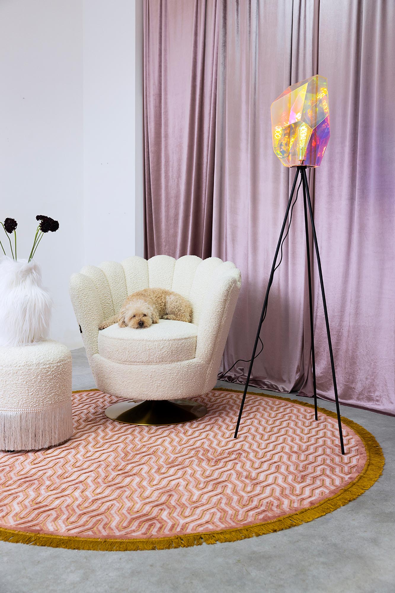 Runder, pinker Teppich (200 cm) von Bold Monkey: Weiches Polyester, lebendig, pflegeleicht, ideal für Wohn- und Schlafzimmer.