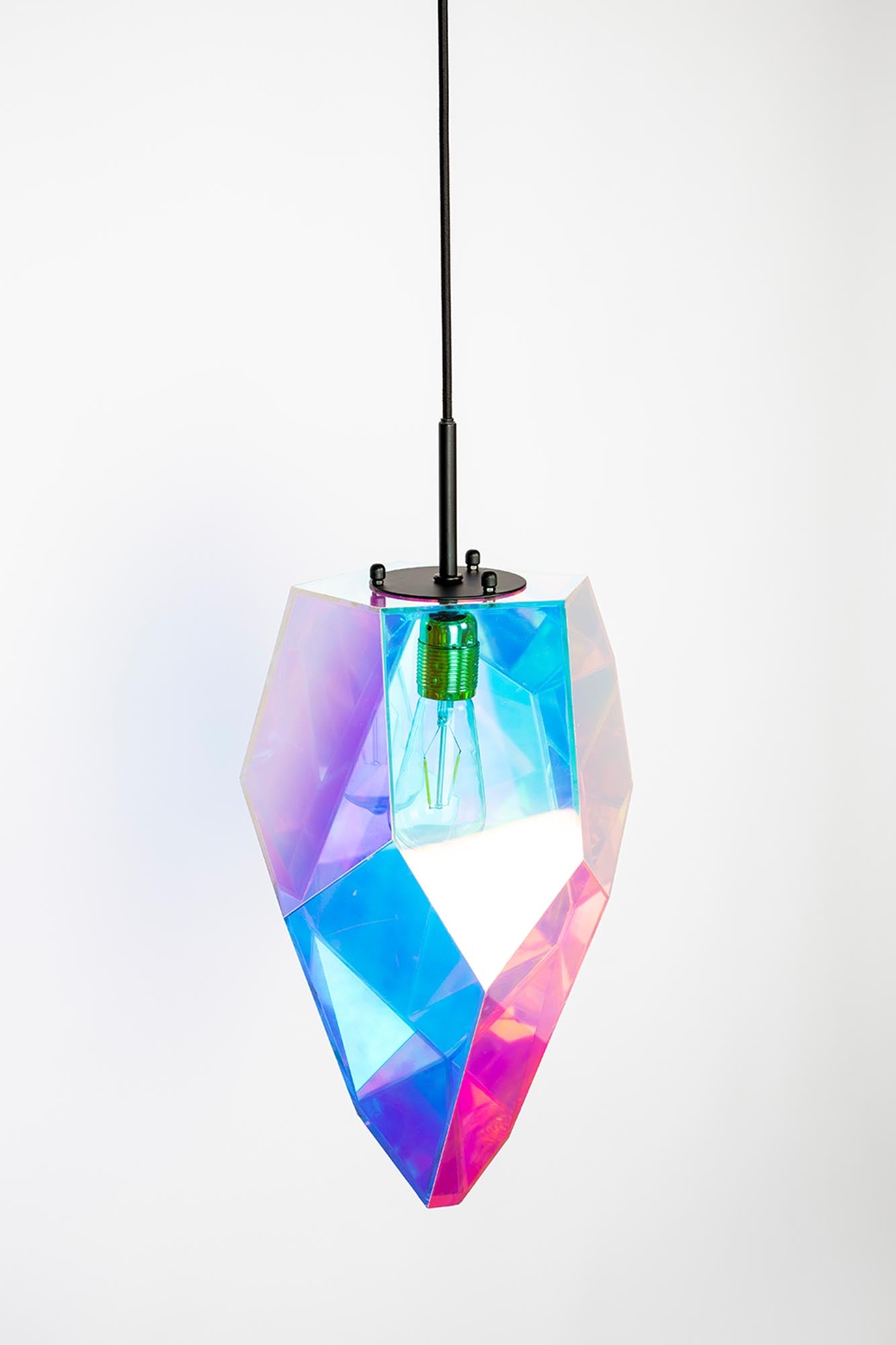 Entdecken Sie die elegante DIAMOND DEAR Pendelleuchte von Bold Monkey – ein einzigartiges Lichtobjekt, das jedem Raum Glanz und Stil verleiht.