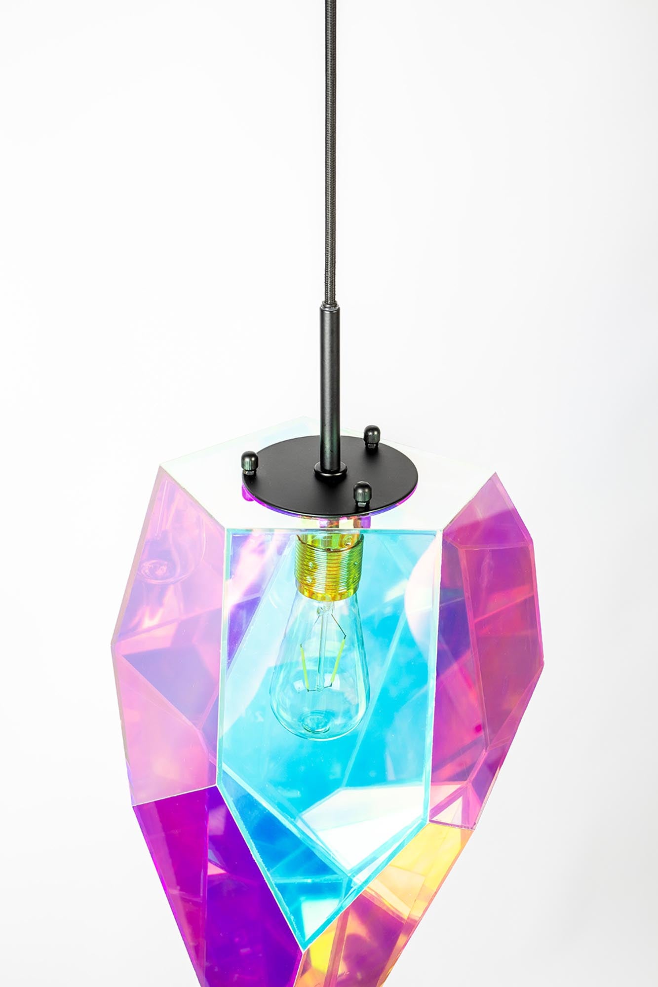 Die DIAMOND DEAR Pendelleuchte von Bold Monkey: Ein stilisierter Diamant aus hochwertigem Metall, der jeden Raum erstrahlen lässt.