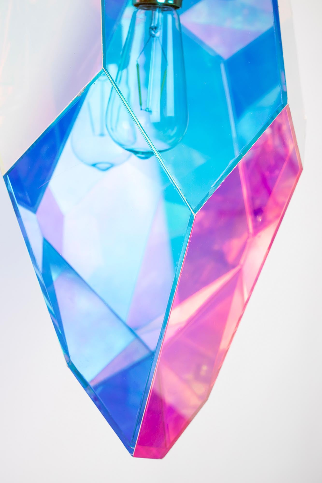 Die DIAMOND DEAR Pendelleuchte von Bold Monkey besticht durch ihr einzigartiges Diamant-Design und hochwertige Materialien, perfekt für jedes Zuhause.