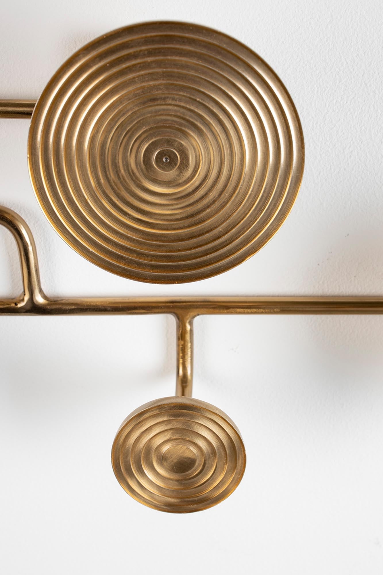 Kleiderhaken HYPNOTISING in Gold präsentiert im Onlineshop von KAQTU Design AG. Kleiderhaken ist von Bold Monkey
