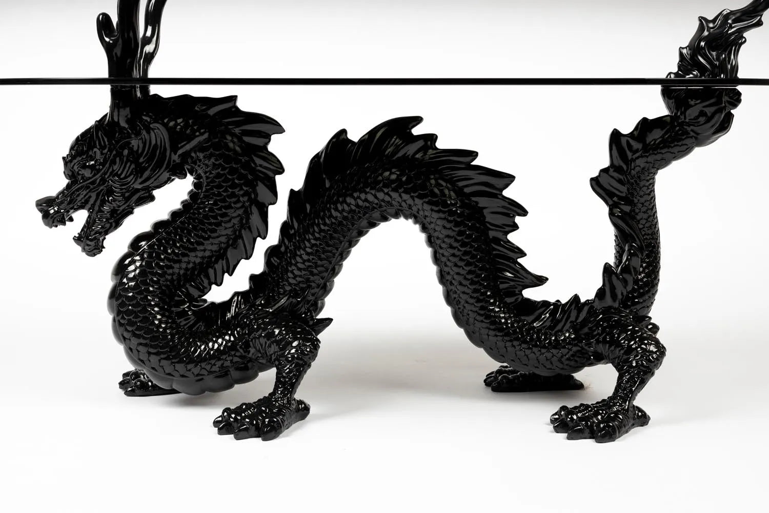 Einzigartiger Couchtisch „Bastard“ mit kunstvollem Drachen-Design.