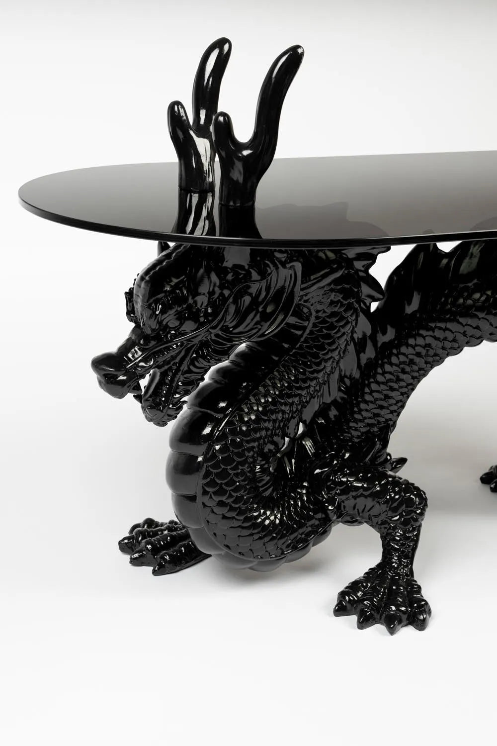 Stilvoller Couchtisch „Bastard“ mit auffälligem Drachen-Design.